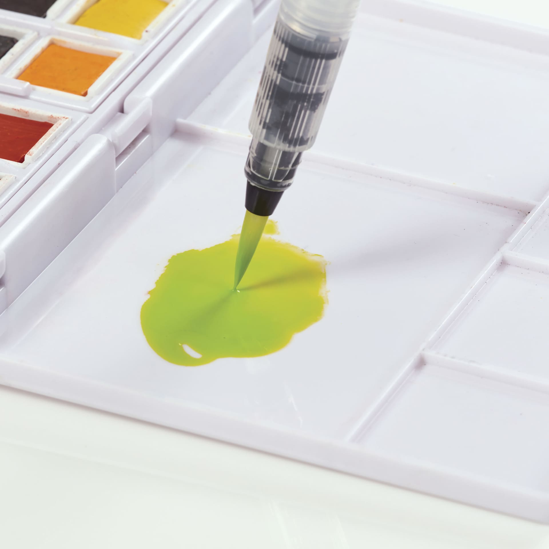 Mini Waterbrush adding water to color on the palette
