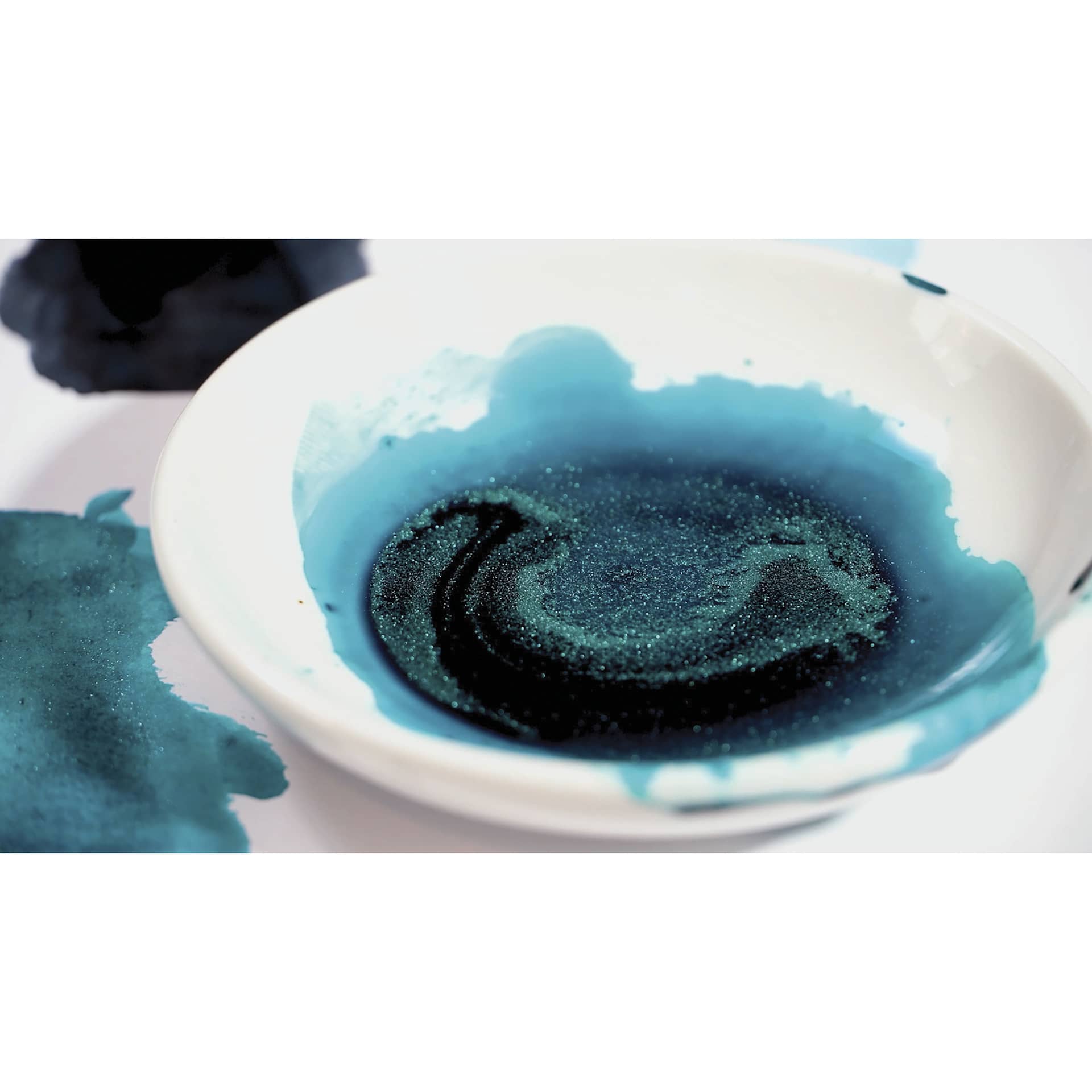 Kuretake Ink-Café Drop of Shimmer Ink Additive - Glitter, 20 ml, additive with ink in mixing bowl