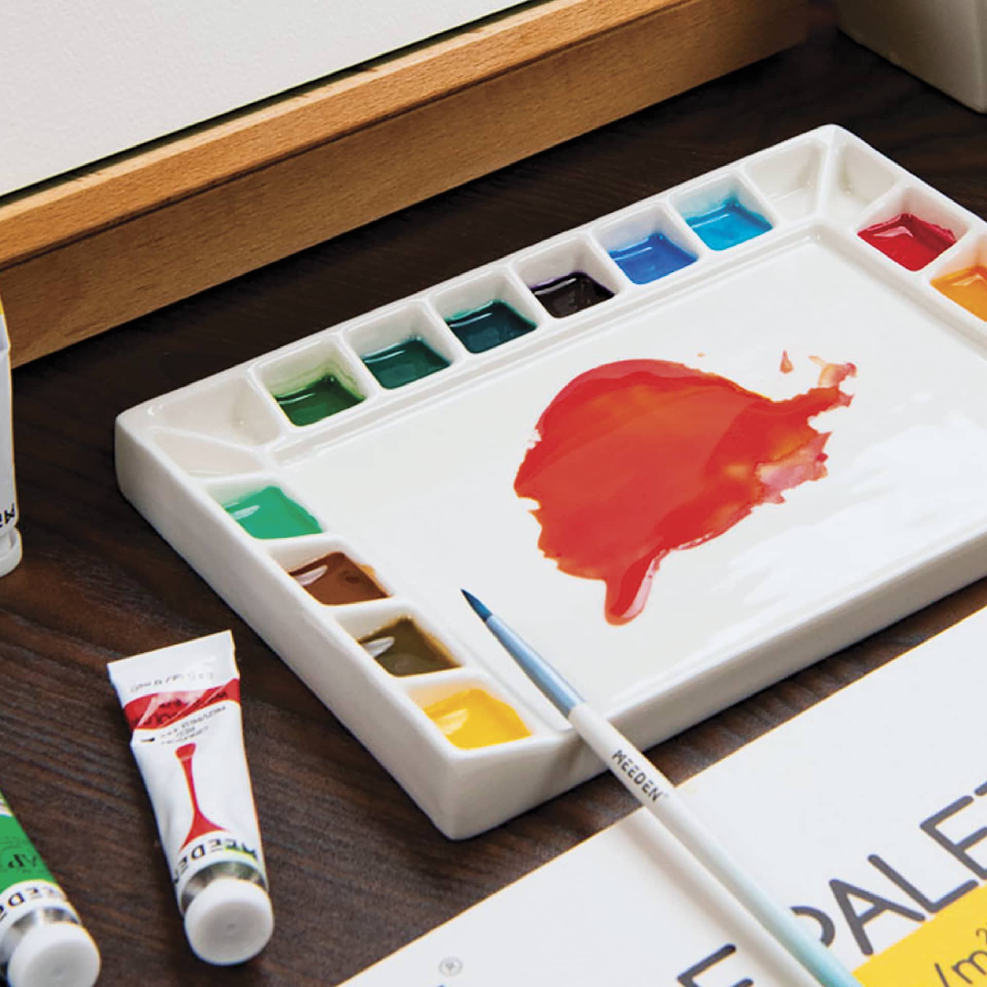 Meeden 18-Well Porcelain Paint Palette with paint in wells and mixing area