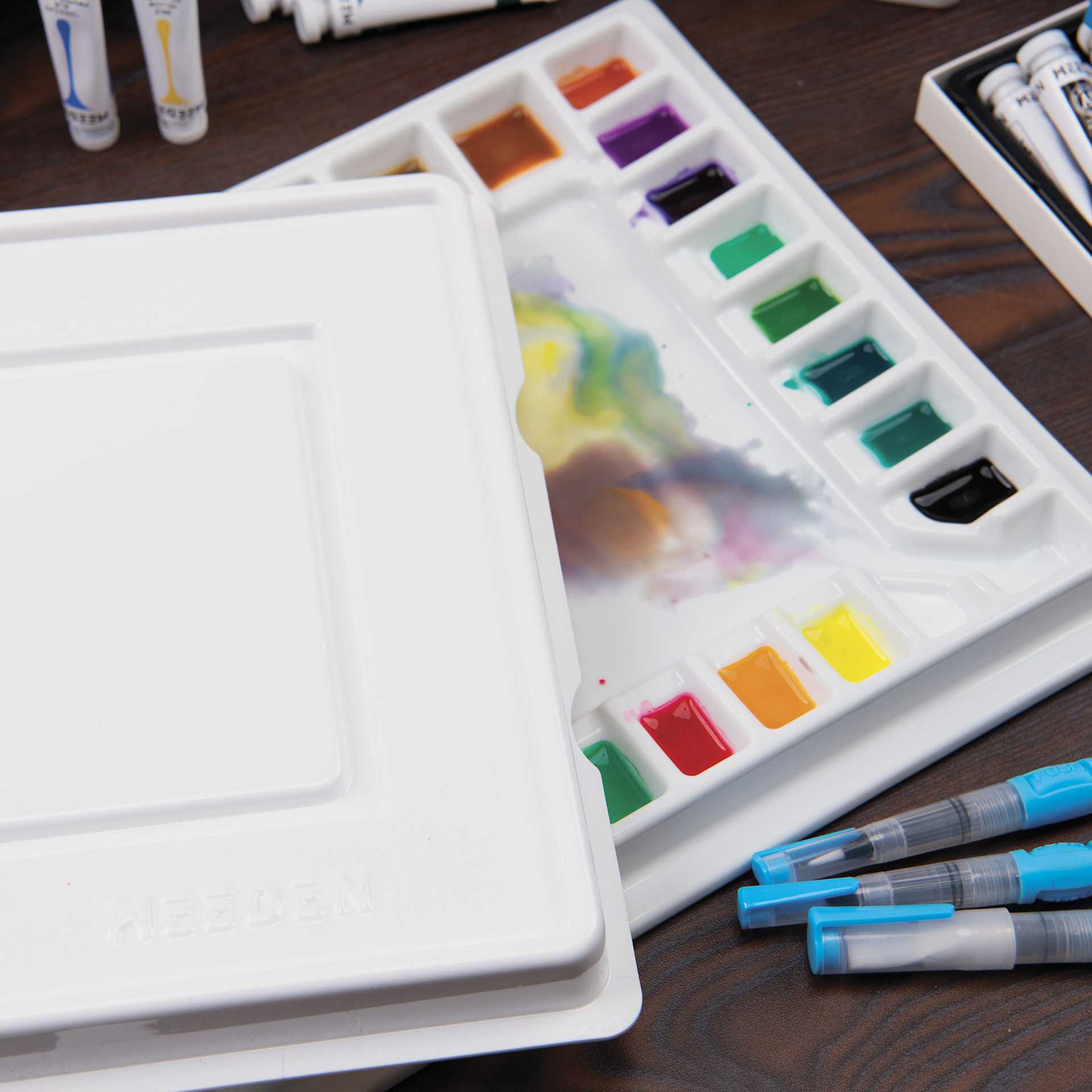 Meeden Covered Porcelain Palette with paint and art supplies, supplies not included