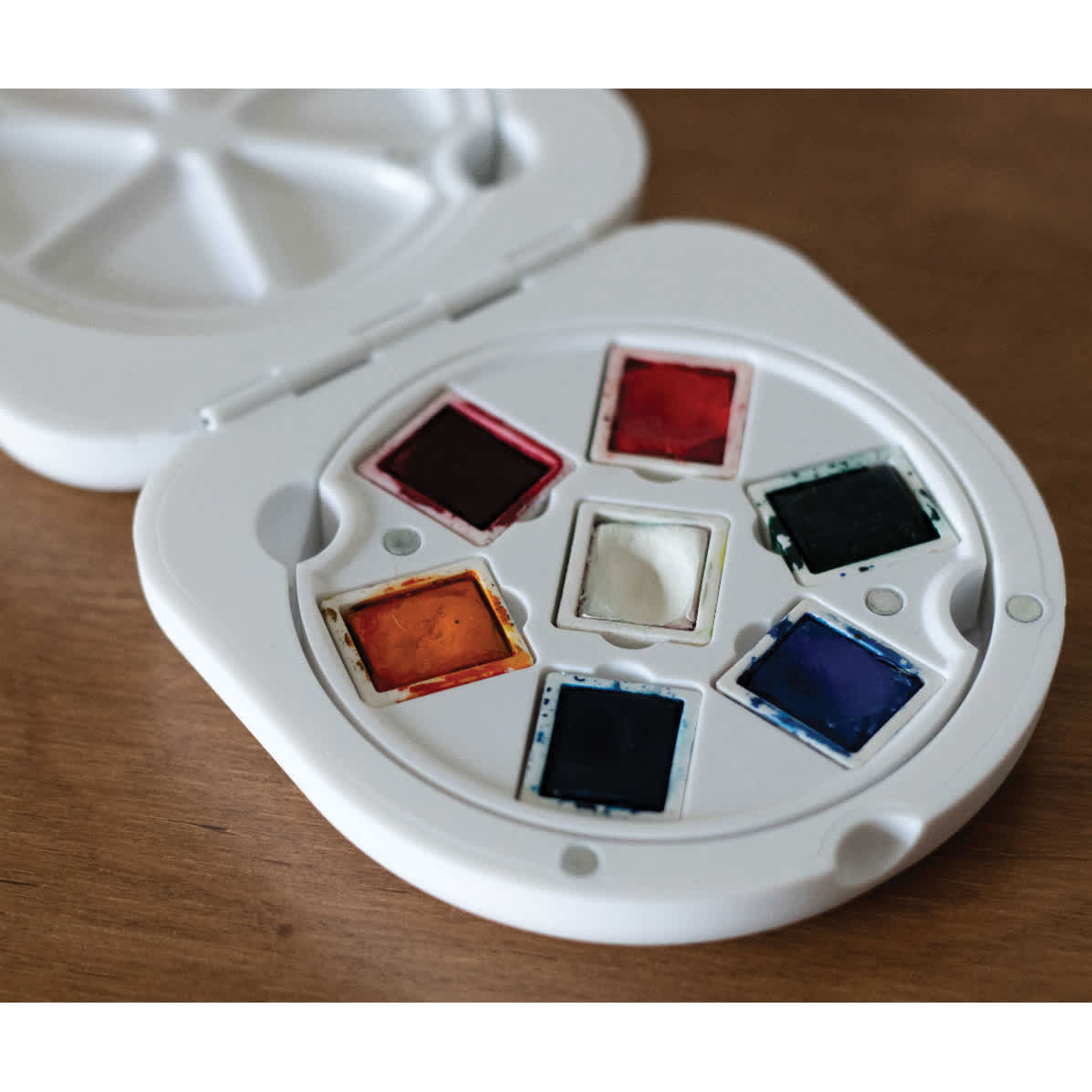 Etchr Travel Pocket Palette, fits your choice of 7 half-pans. 