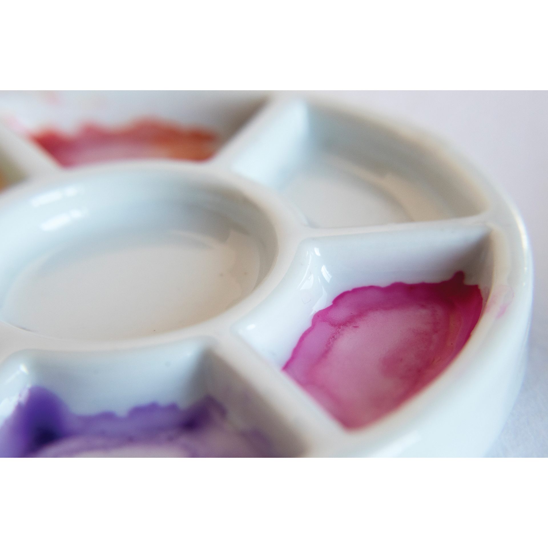 Etchr Lab Travel Mini Porcelain Palette, 37 Wells, close-up of mixing well