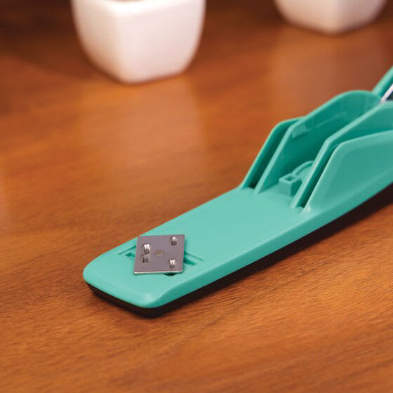 Swingline 545 Standard Stapler - Spring Green showing crimp area