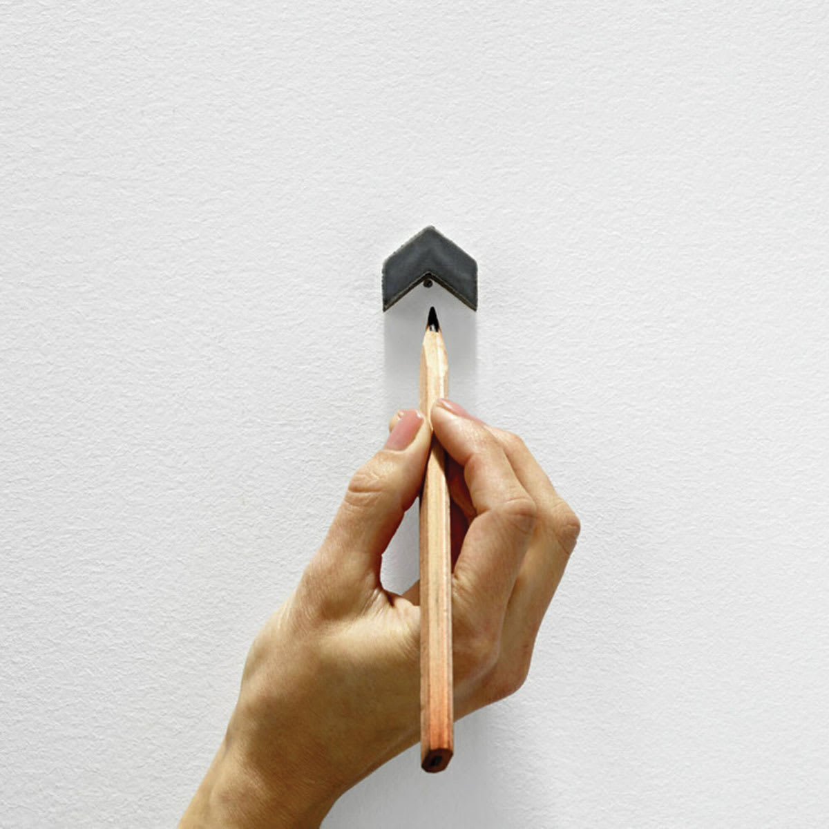 3M Claw Drywall Picture Hangers (Model using spot marker on wall)