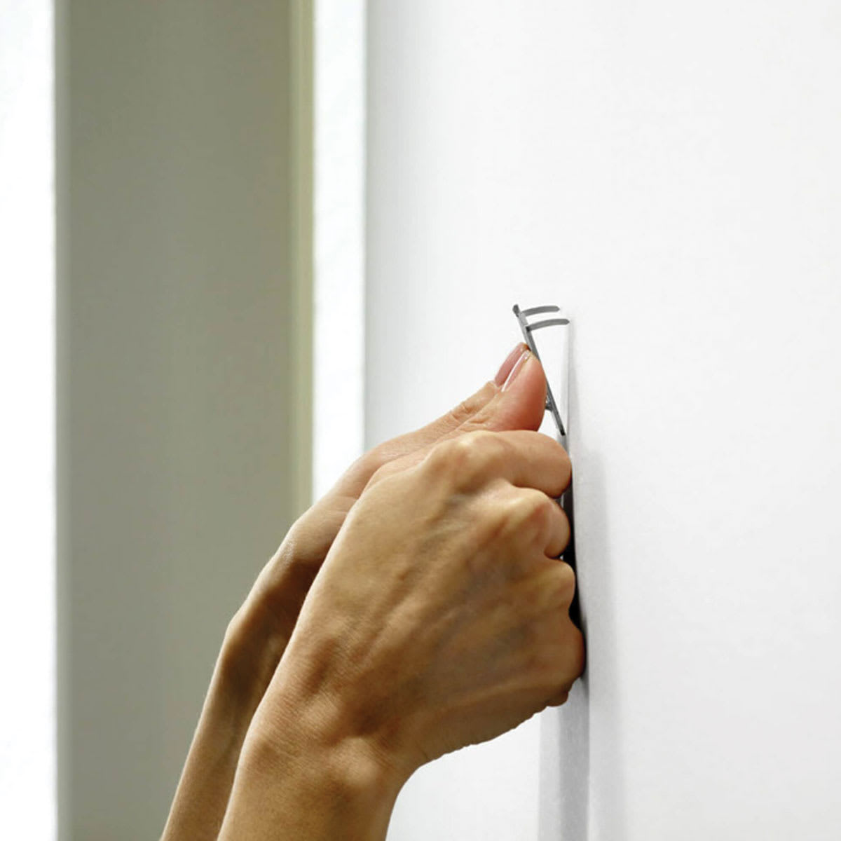 3M Claw Drywall Picture Hangers (Model installing hanger)
