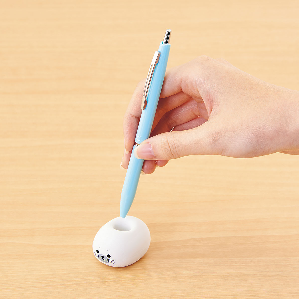PuniLabo Pen Stand - Seal (hand inserting pen into holder)
