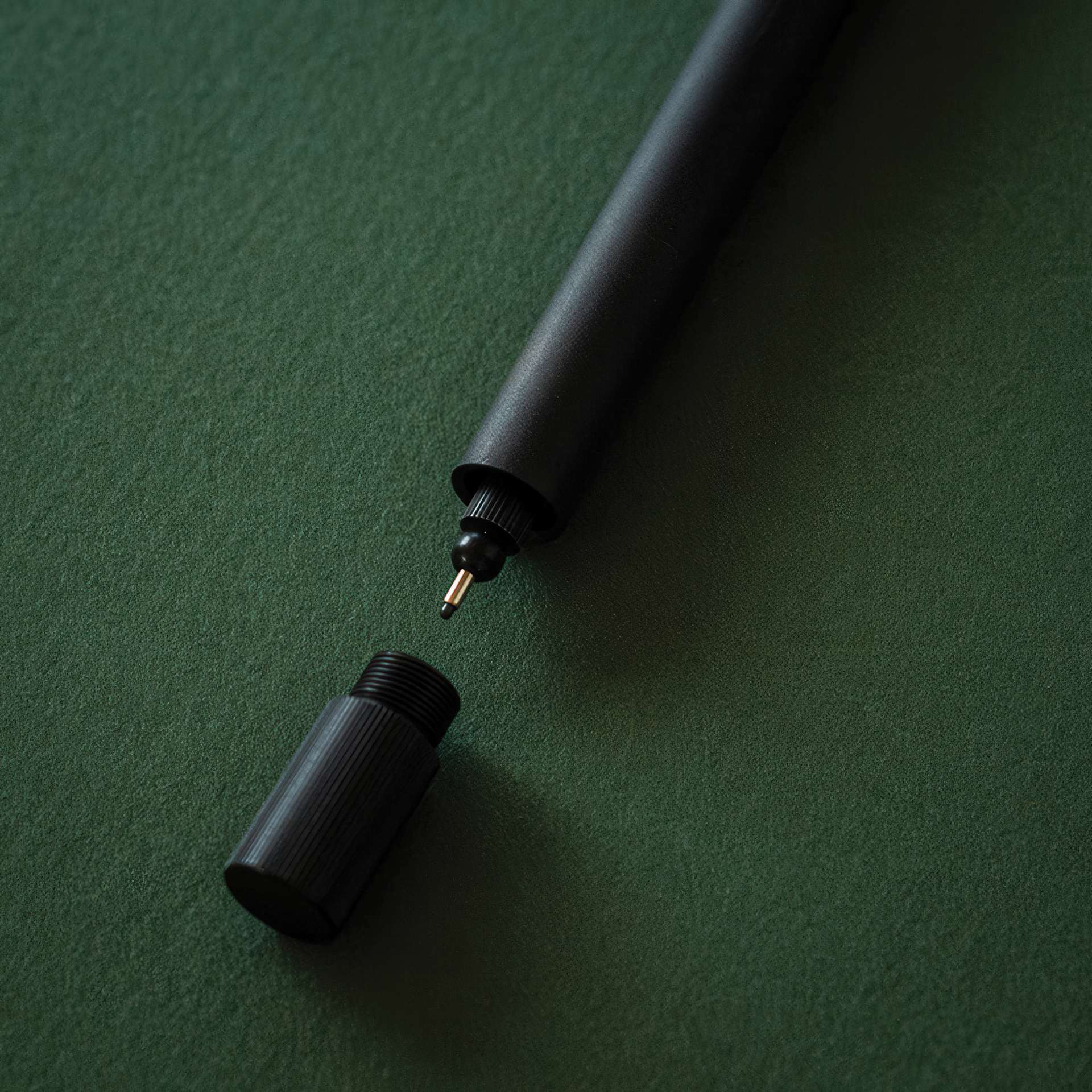Tom's Studio Lumos Pro Refillable Dual Tip Pen Set - Matte Black, close-up of the cap and tip