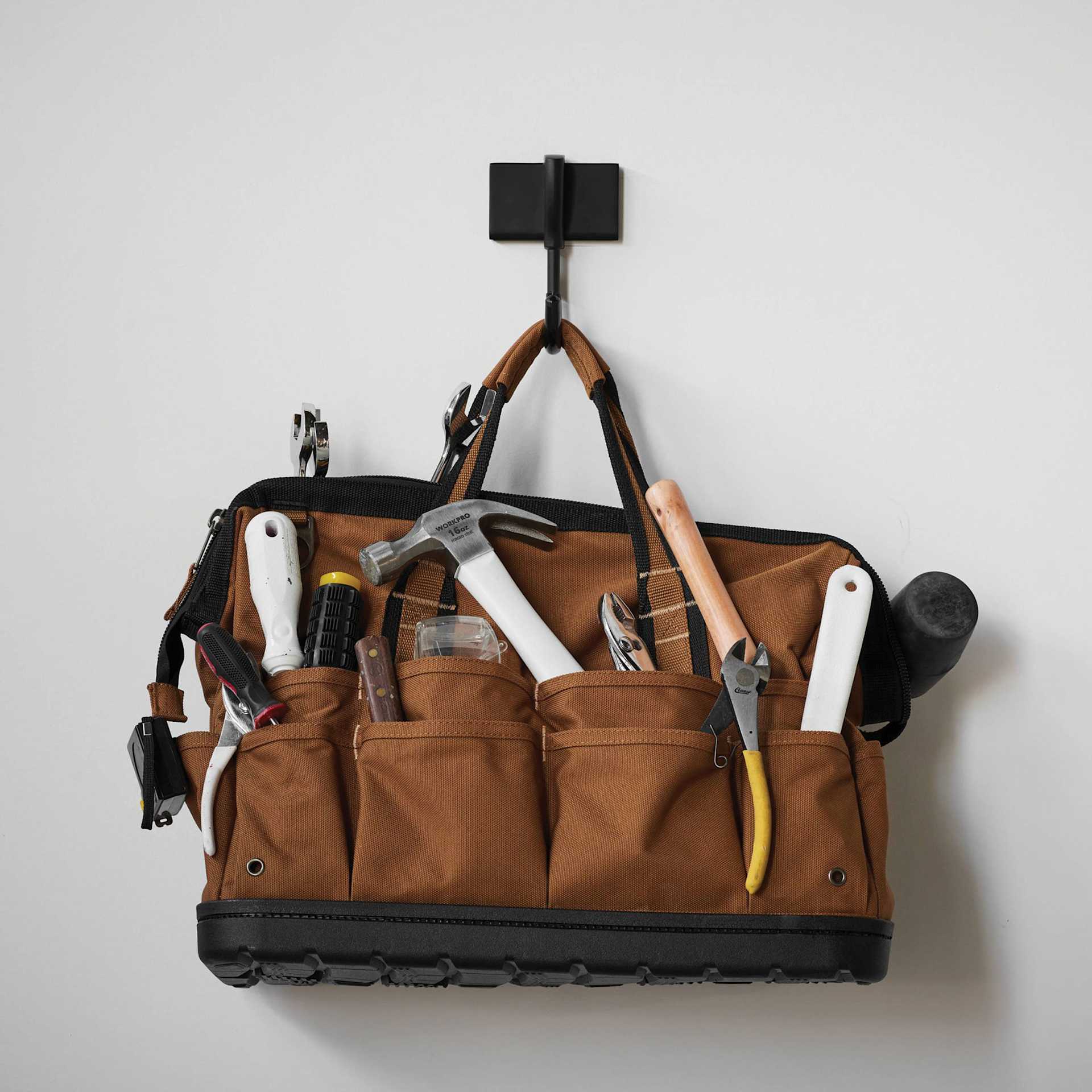 Duck EasyMounts Heavy-Duty Drywall Hook, tool bag hung on the hook. 