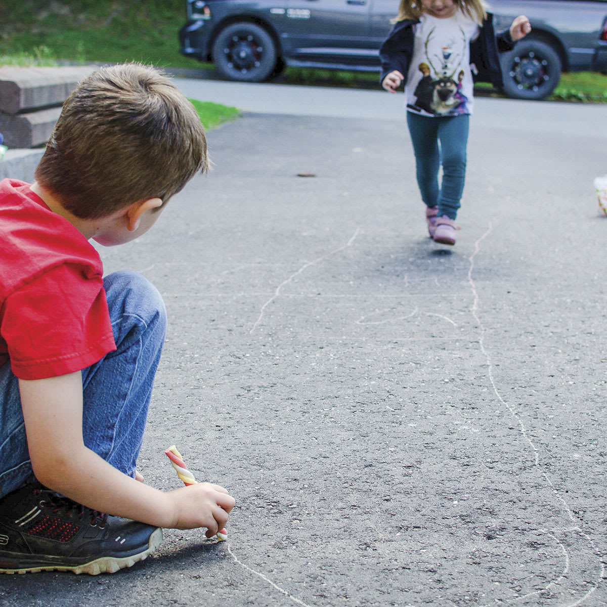Pebeo Sidewalk Chalk Clay Pail - 2 children playing on sidewalk with Chalk Clay