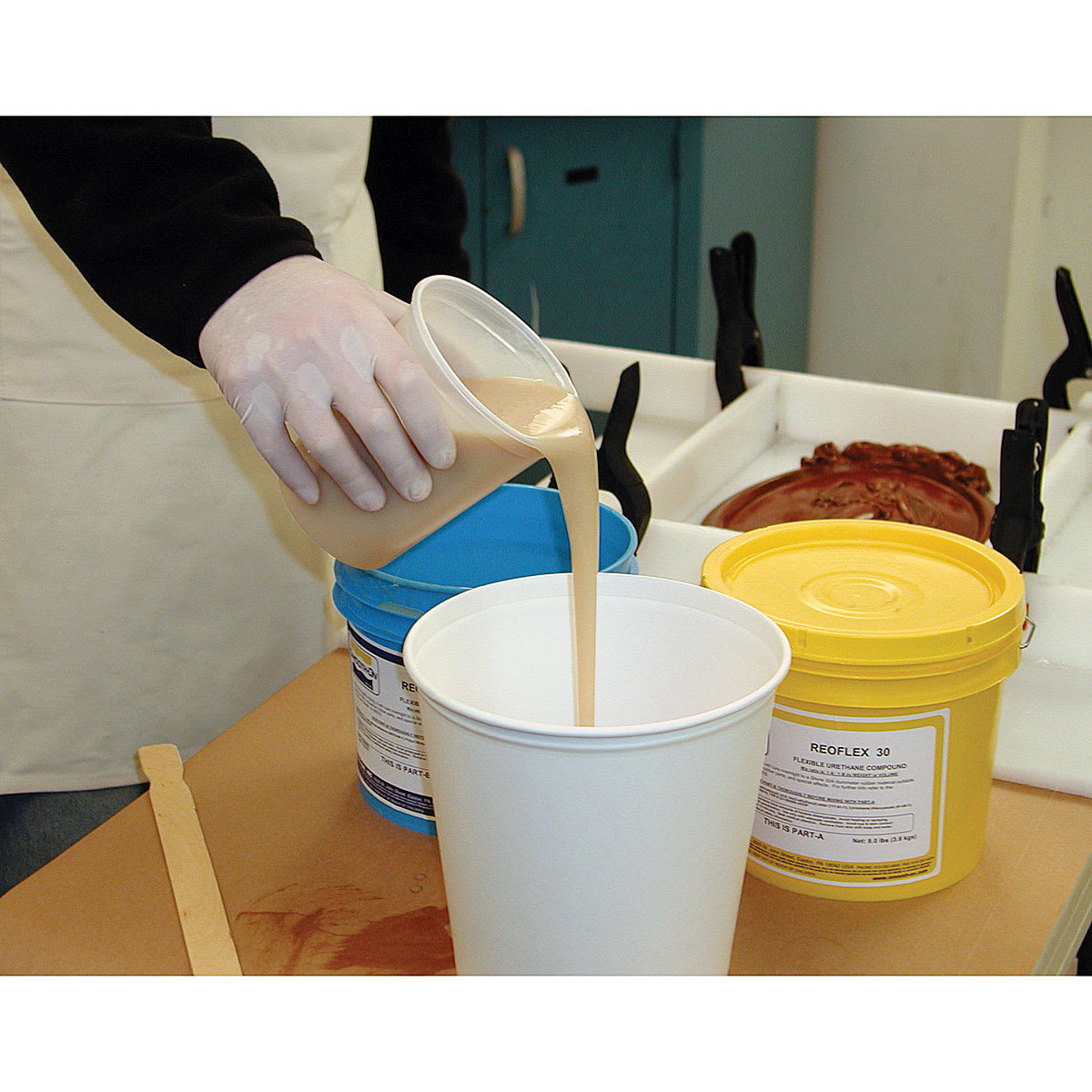 Smooth-On Oomoo 30 Silicone Rubber, pouring liquid into a bucket Smooth-On Oomoo 30 Silicone Rubber, pouring liquid into a bucket