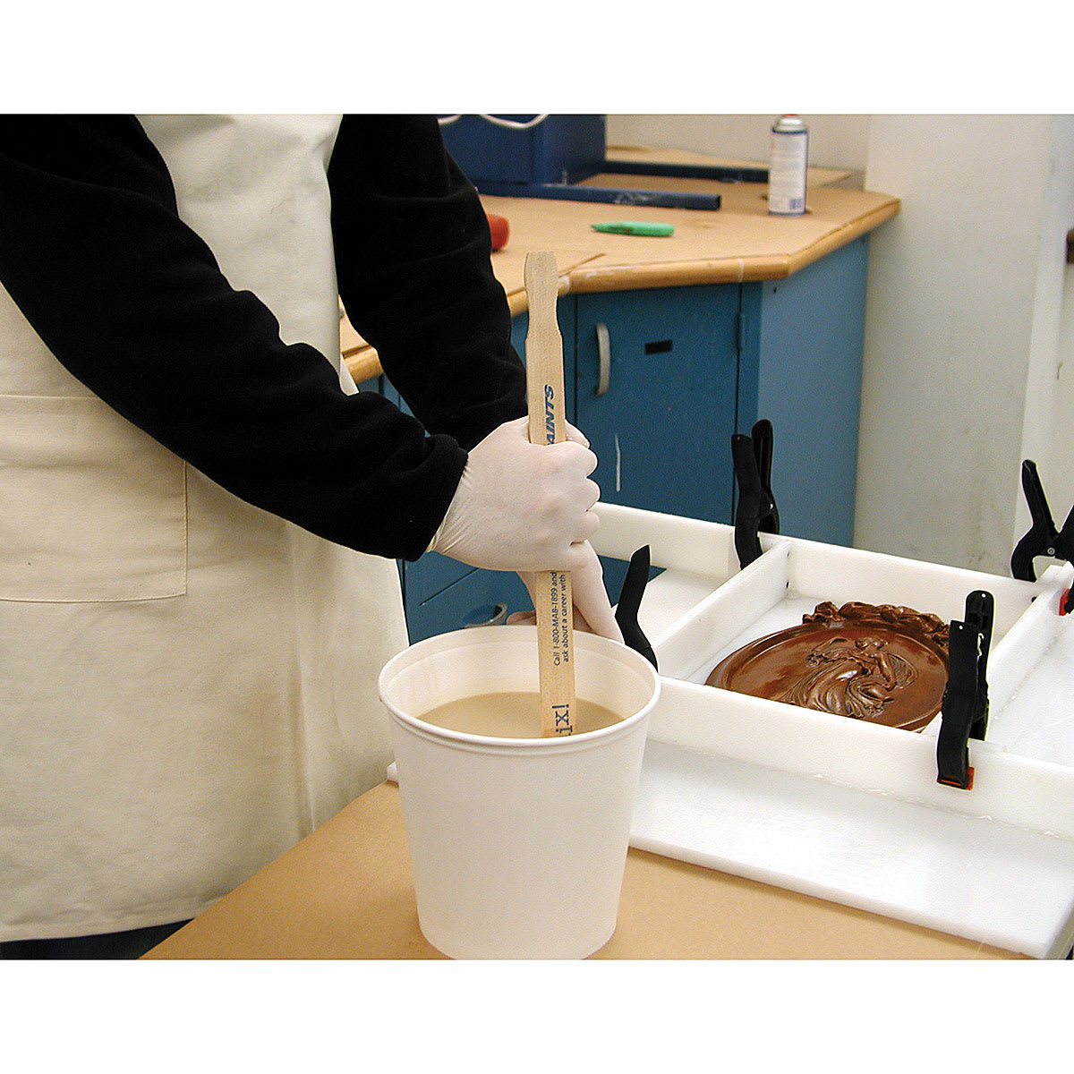 Smooth-On Oomoo 30 Silicone Rubber, stirring the liquid in a bucket Smooth-On Oomoo 30 Silicone Rubber, stirring the liquid in a bucket