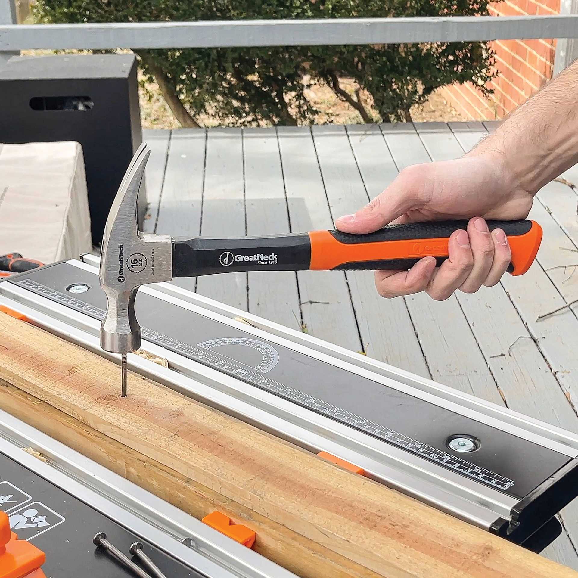 GreatNeck Fiberglass Straight Claw Hammer - pounding nail