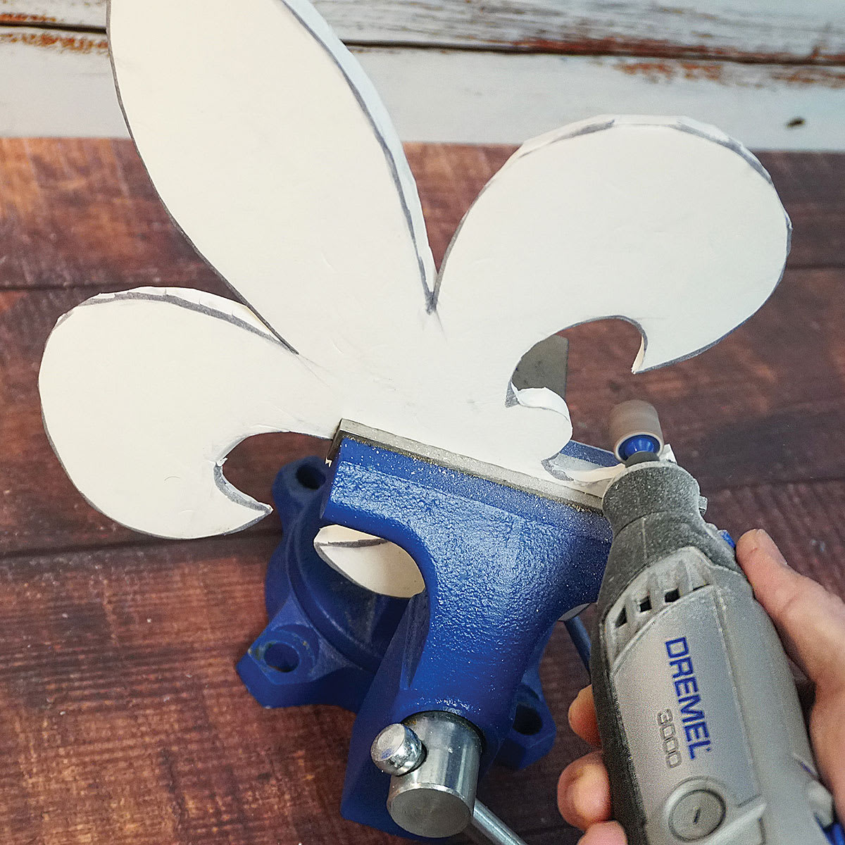 Dremel 3000 Variable Speed Rotary Tool - Example of use cutting foam