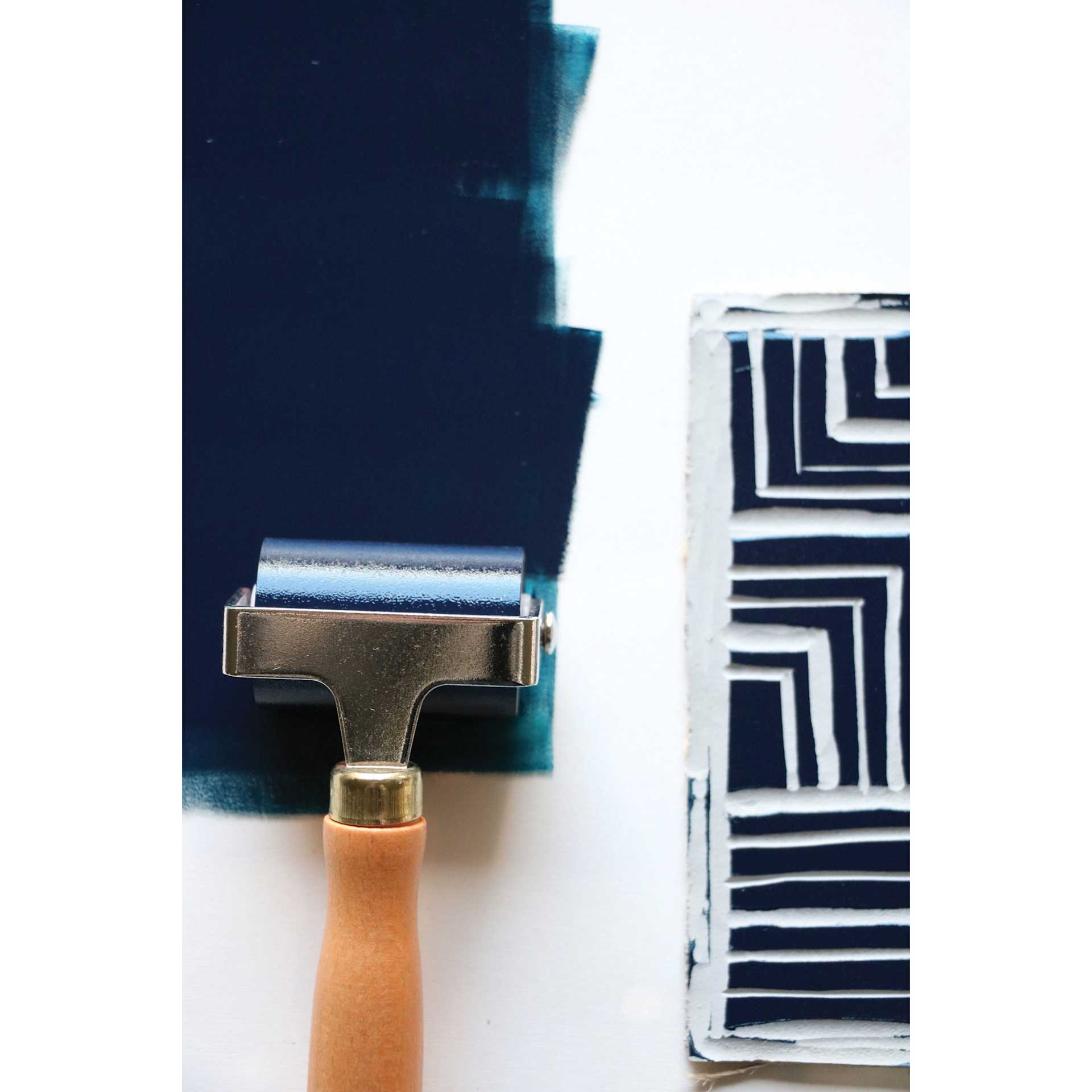 Pebeo Lino Inking Brayer - 5 cm beside carved lino plate with ink applied