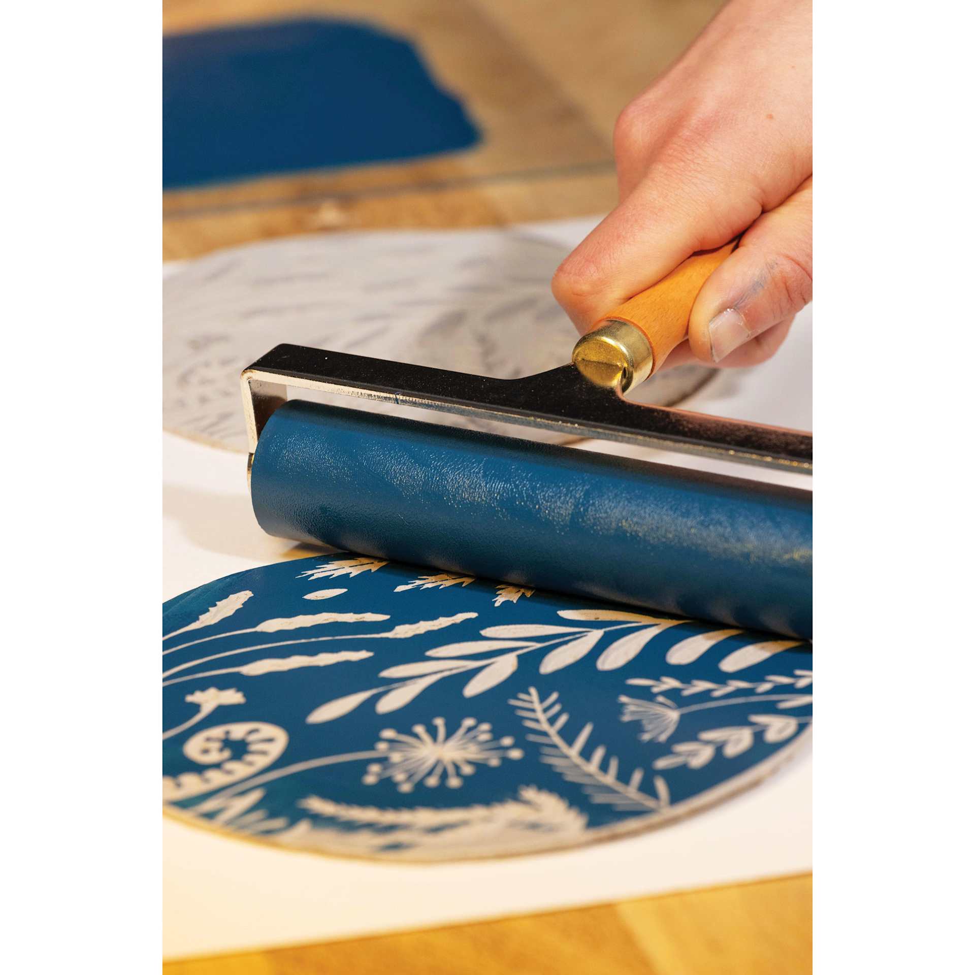 Pebeo Lino Inking Brayer - 10 cm applying ink to carving
