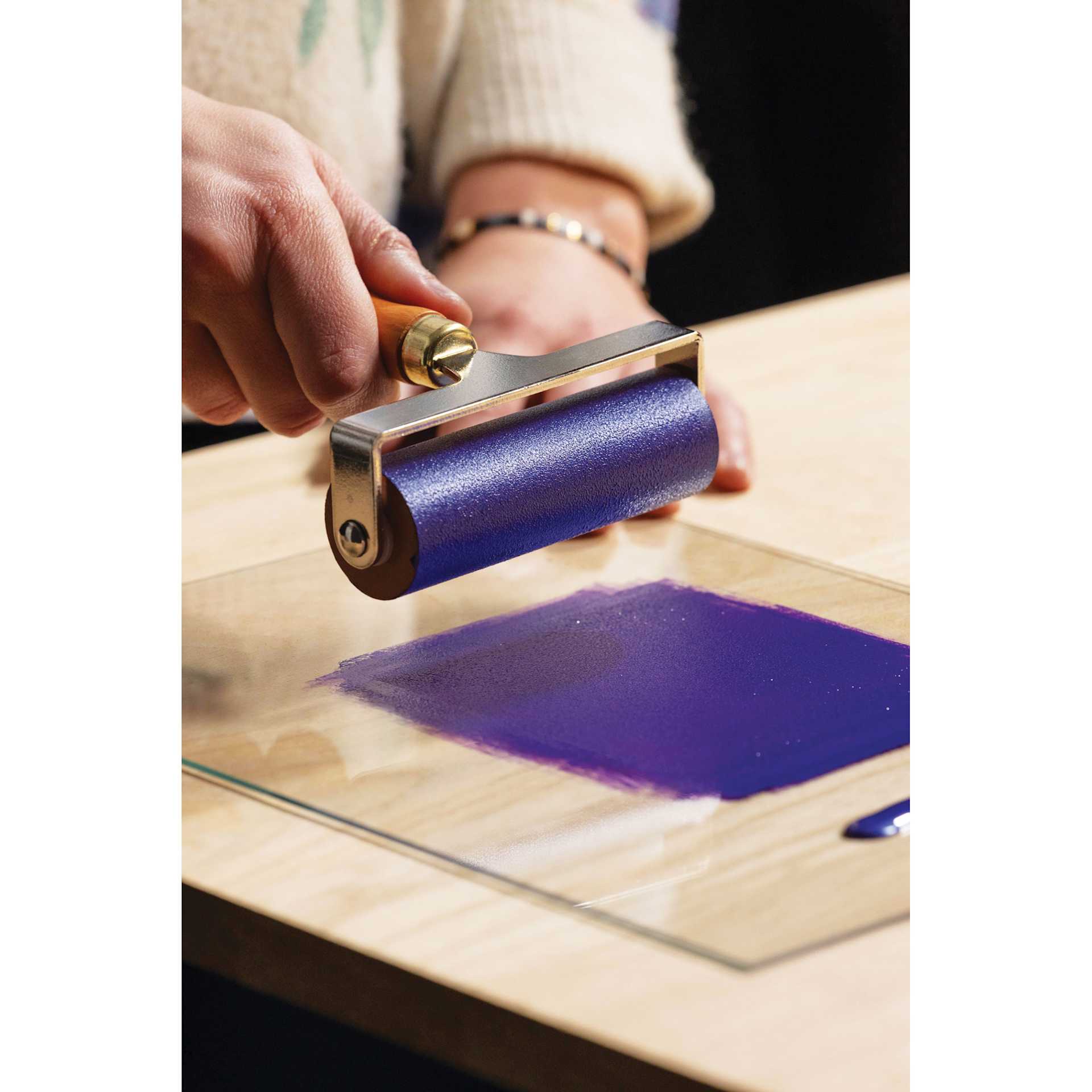 Pebeo Lino Inking Brayer - 10 cm applying ink to glass plate