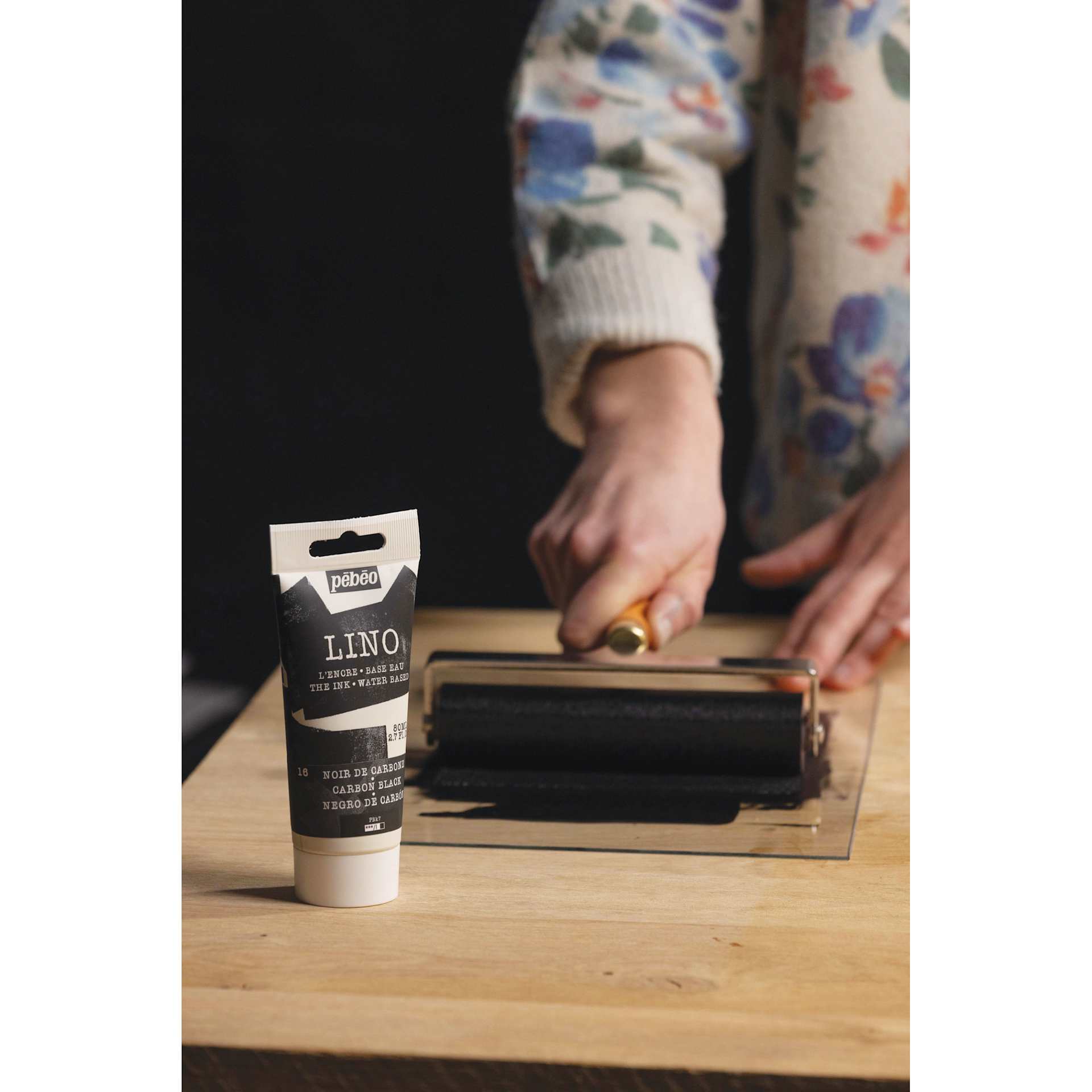 Pebeo Lino Inking Brayer - 15 cm ink being applied to glass plate