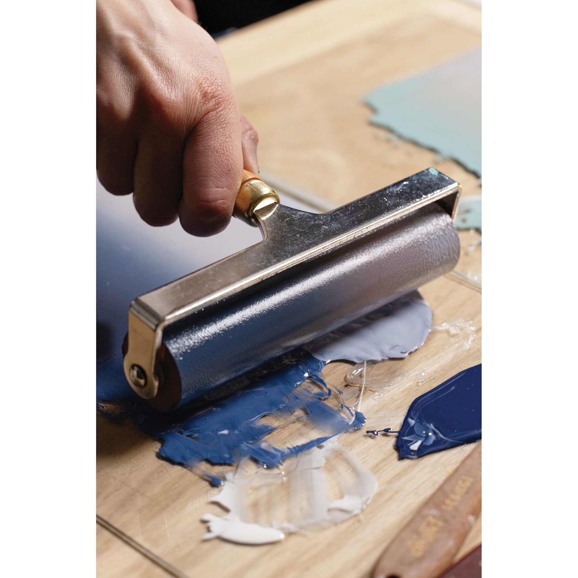 Pebeo Lino Inking Brayer - 15 cm applying ink to glass plate