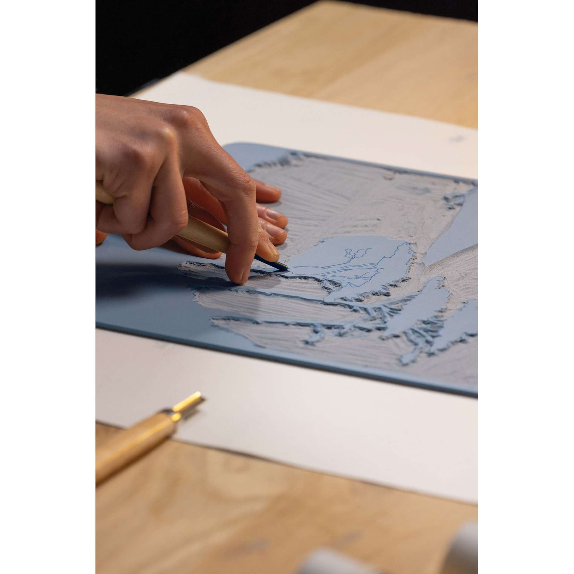 Pebeo Linoleum Plate being carved 