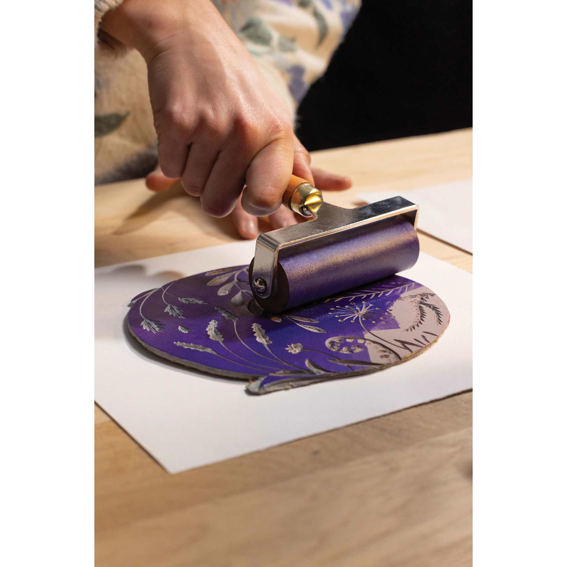 Pebeo Lino Ink - Purple and Green Duochrome, 80 ml Tube being applied to carving with brayer