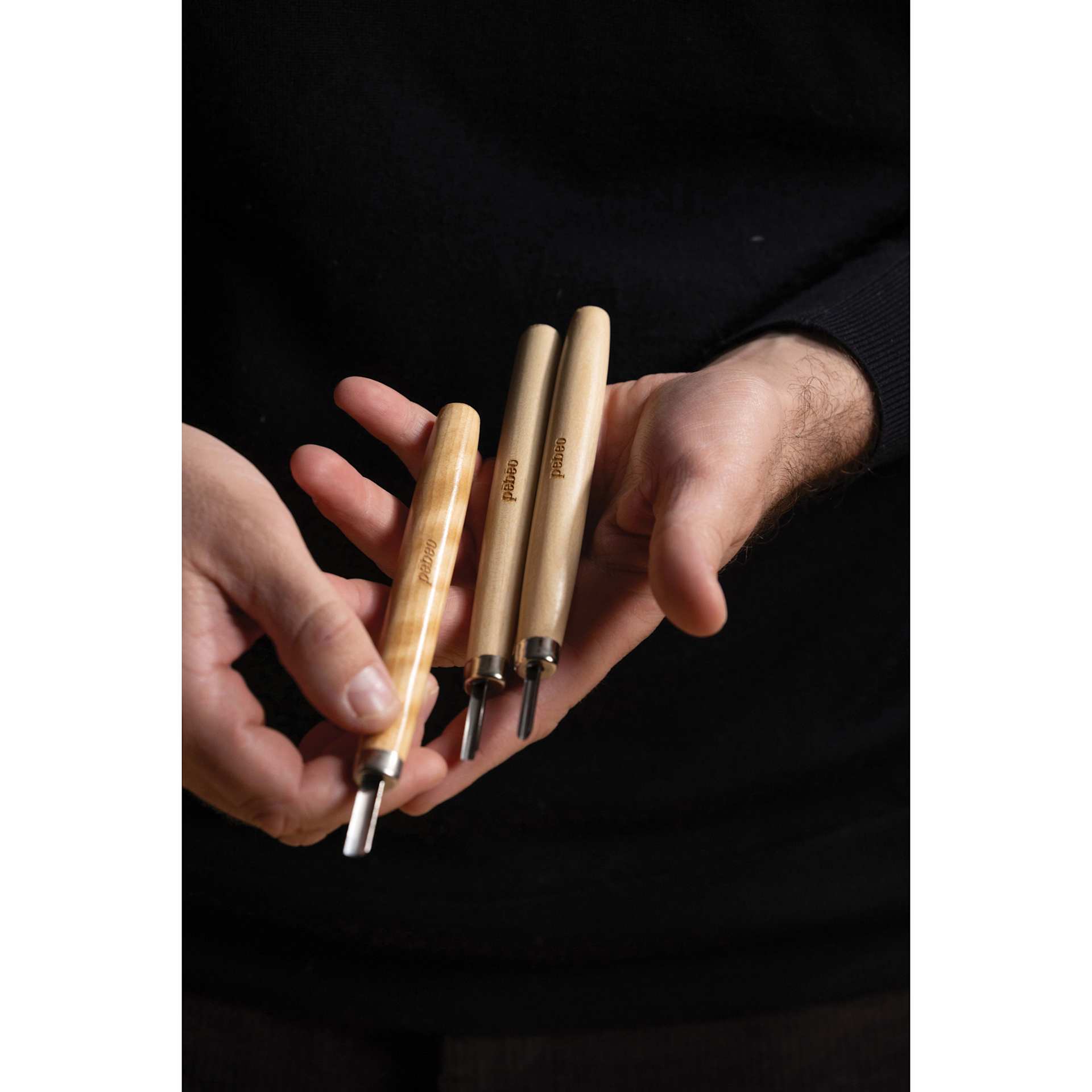 Pebeo Lino Cutting Tools Set - Set of 3 being held