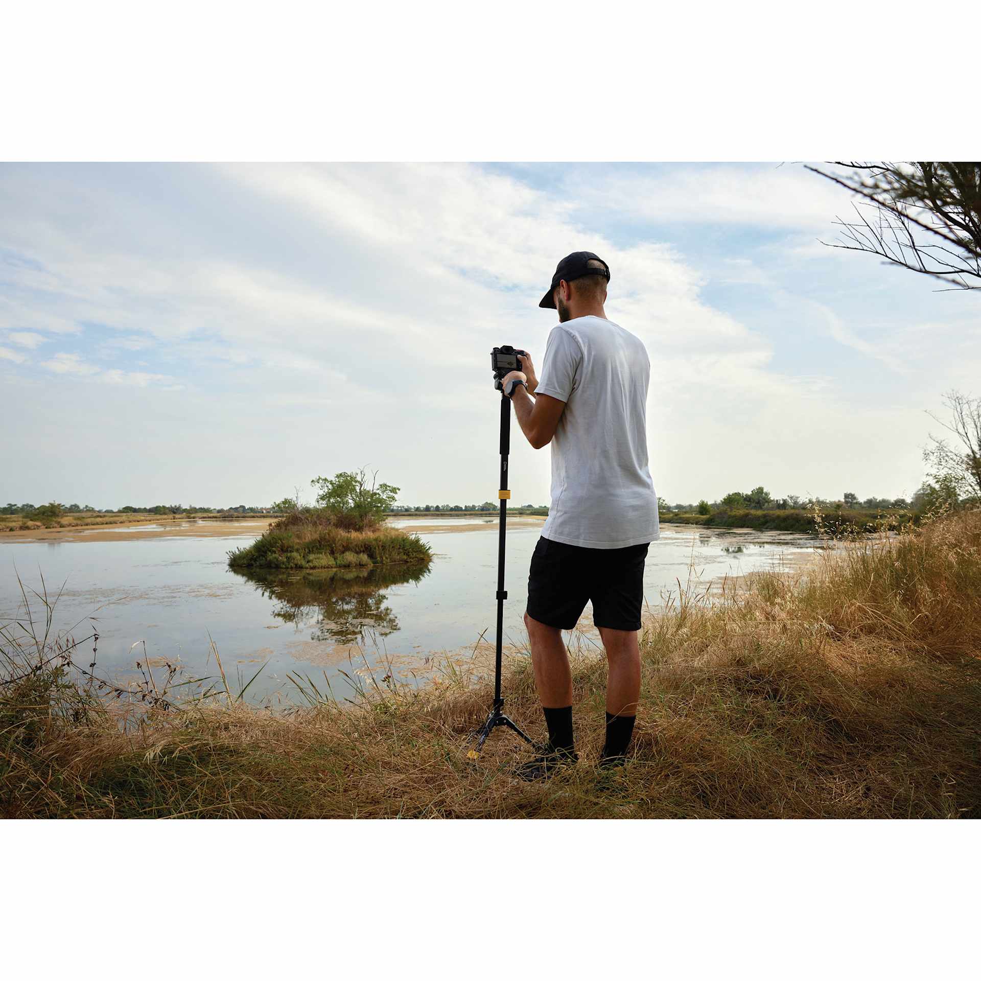 National Geographic Photo 3-in-1, fully extended Convertible Monopod in use with tripod base