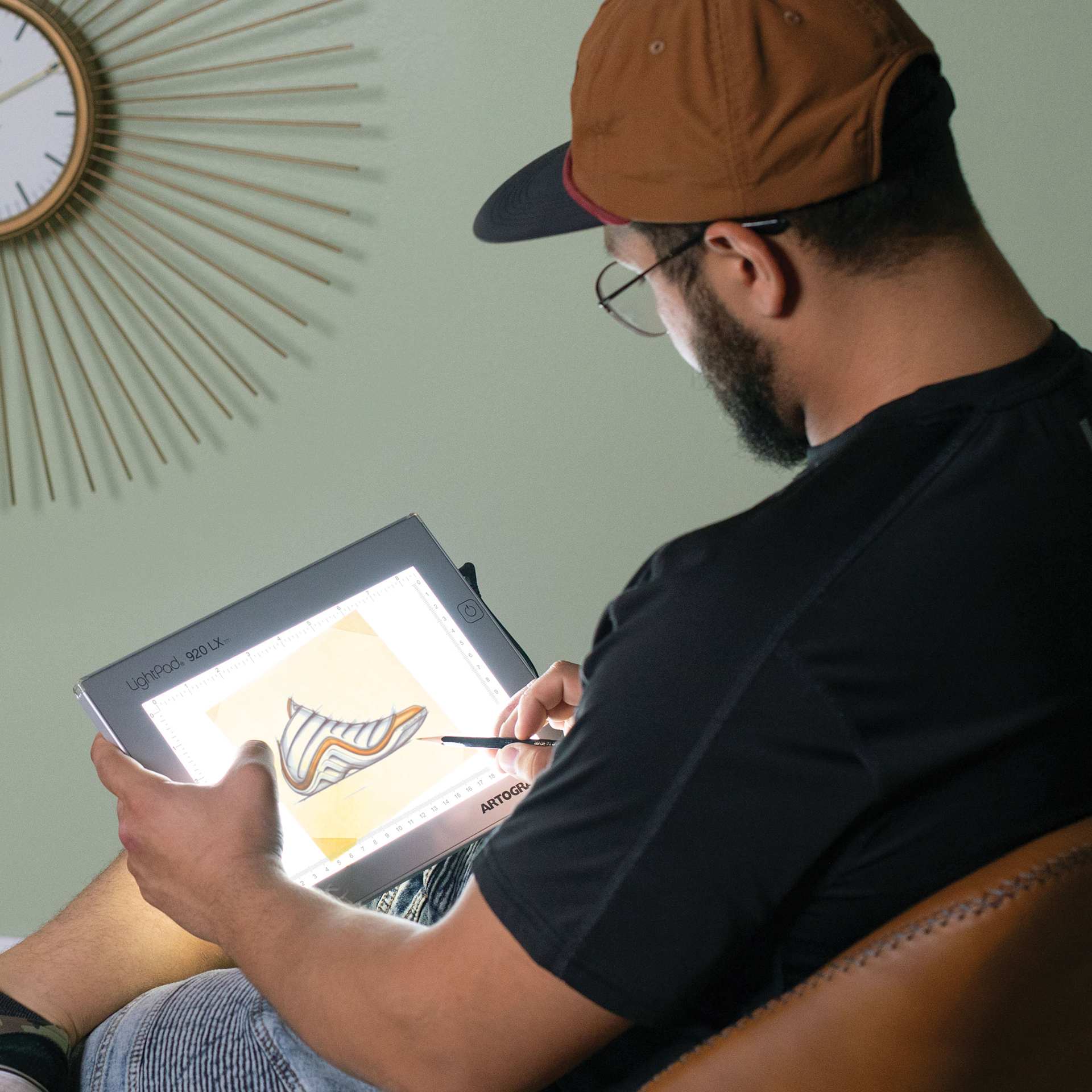 Person using the 6" x9" Artograph LED LightPad.
