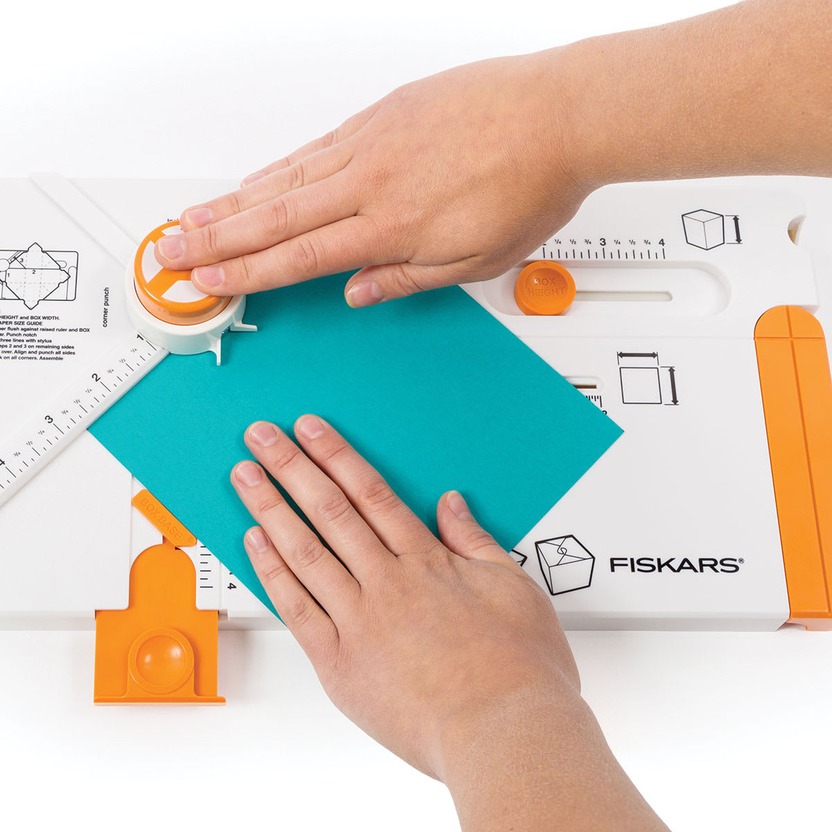 Fiskars Gifting Board, Holding Paper