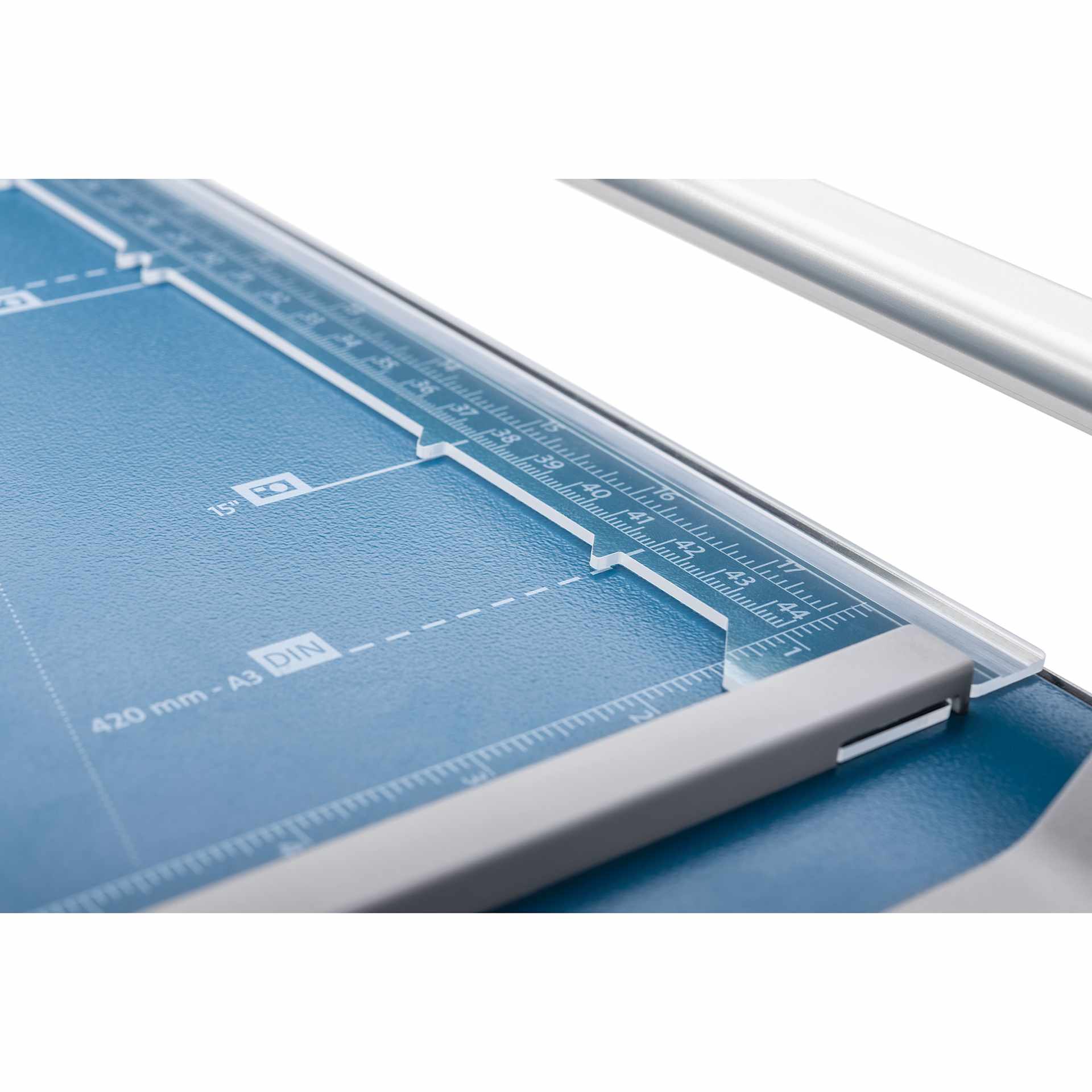 Dahle Personal Rotary Trimmer - 18" Cutting Length, close-up of the metal base with dimensions