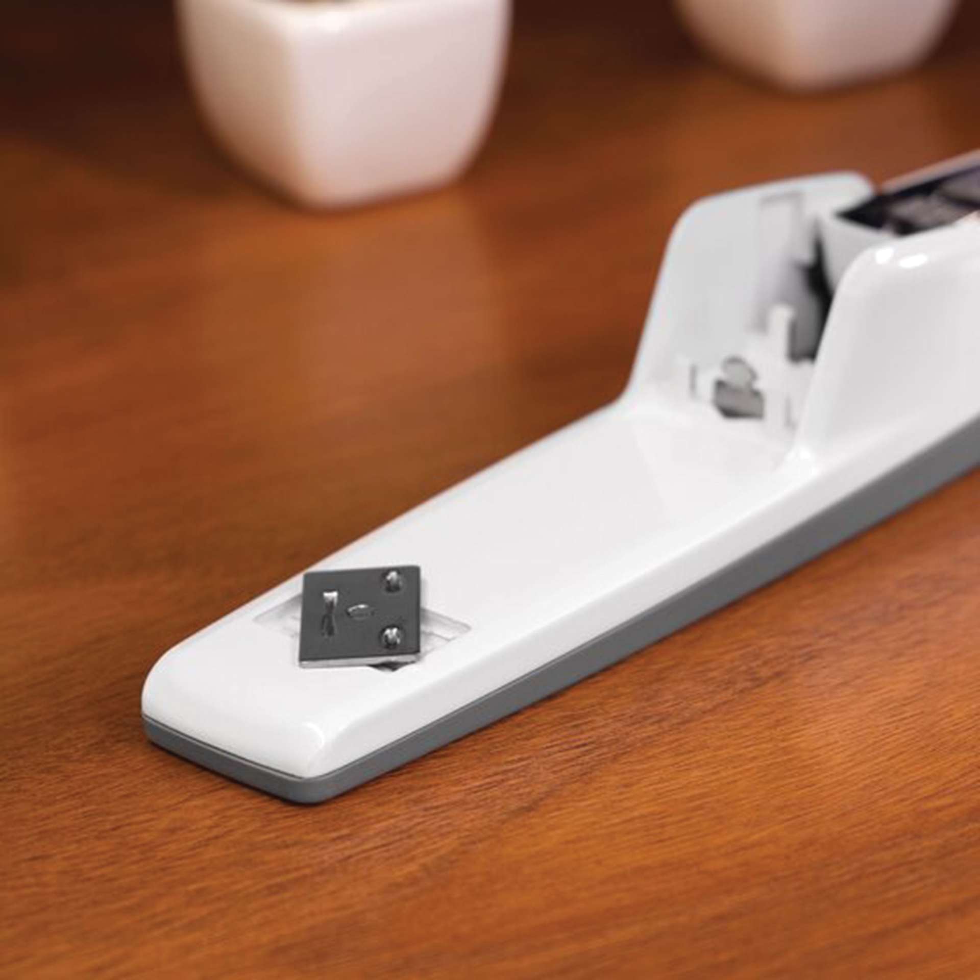 Swingline 747 Business Stapler - Arctic White showing crimp area