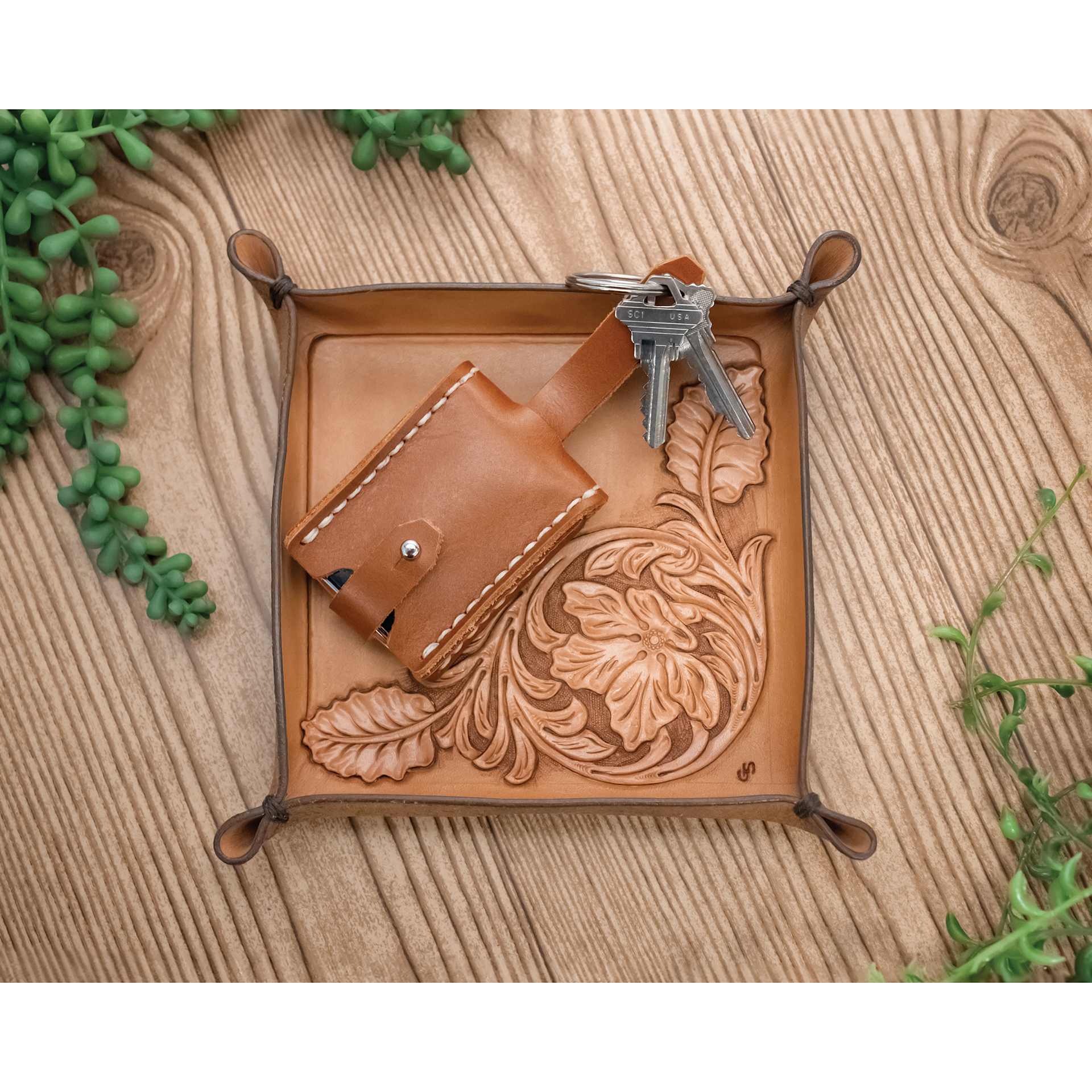 Realeather Keyless Key Fob Kit - finished key fob in decorated tray