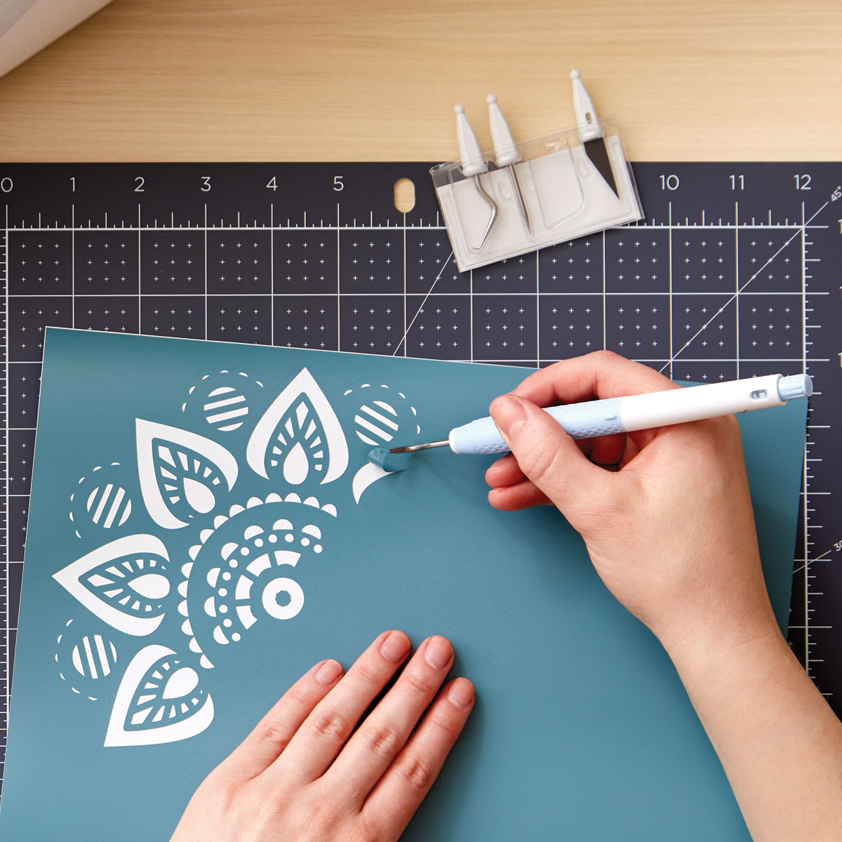 Cricut TrueControl Weeding Kit - Artist weeding vinyl with piercing tool