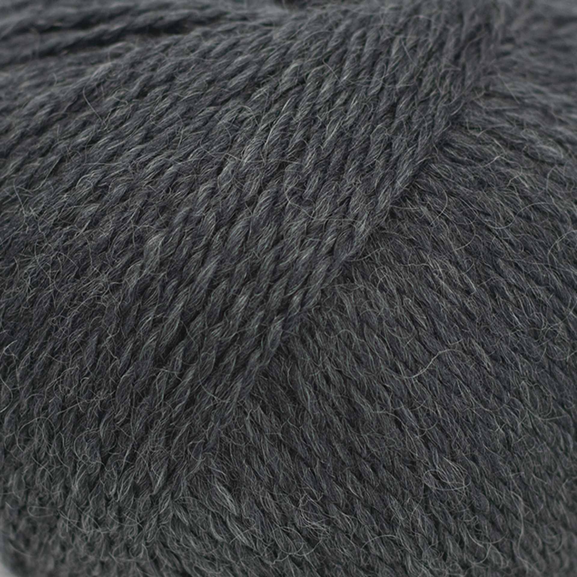 HiKoo Highland Lux Yarn - Charcoal close up to show texture