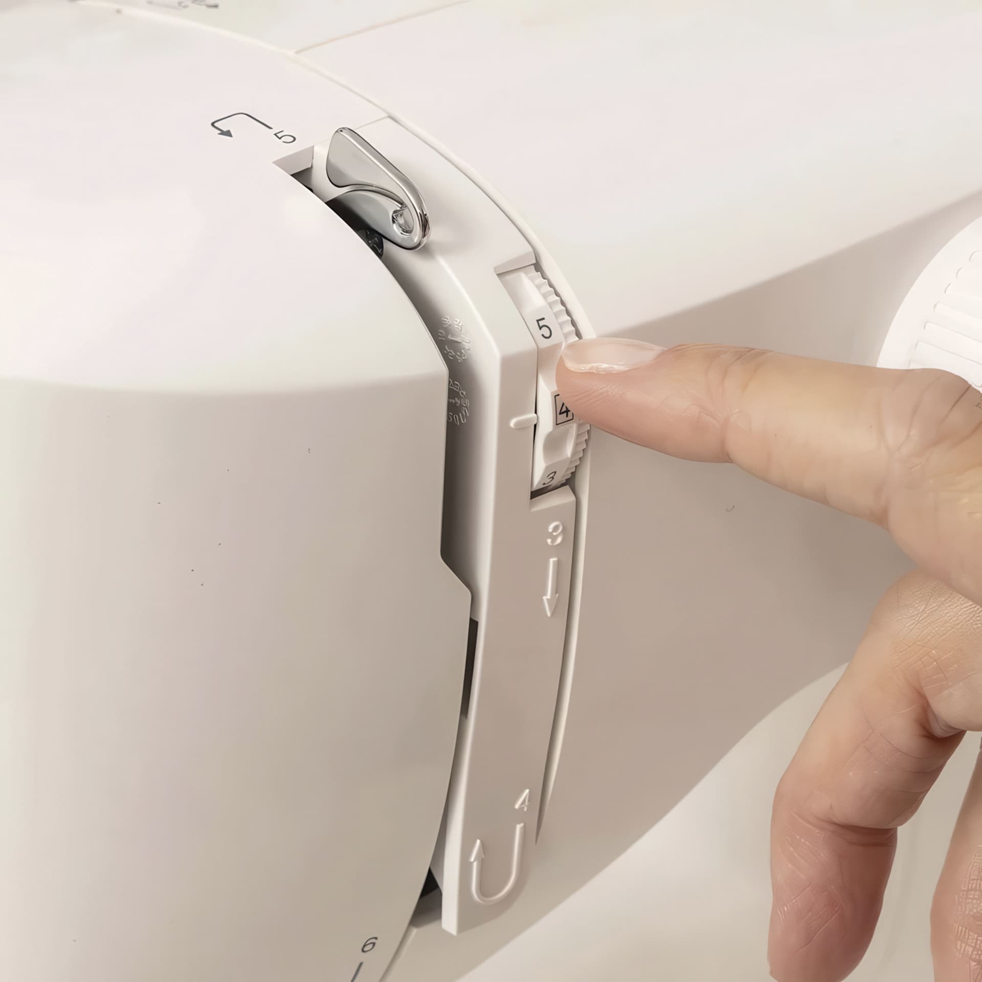 Singer M1500 Sewing Machine close up to show thread take up lever