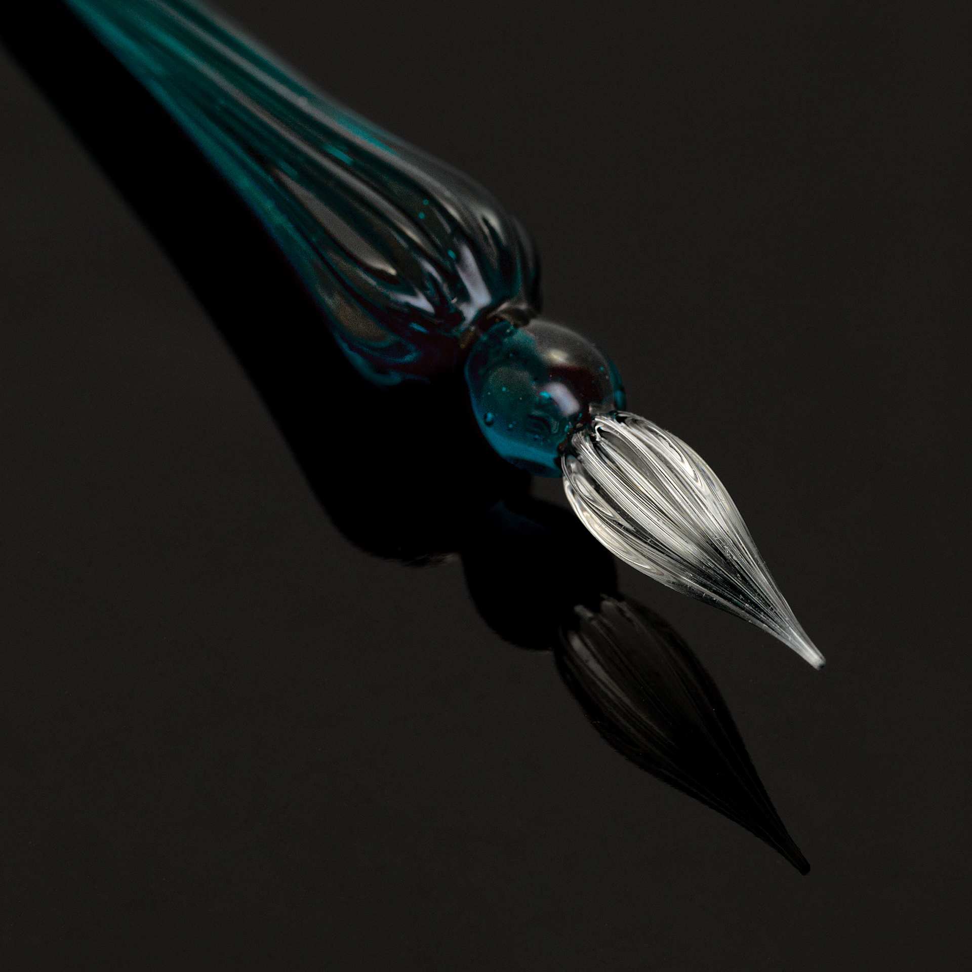 Herbin Round Glass Dip Pen - Emerald close-up of nib against black background