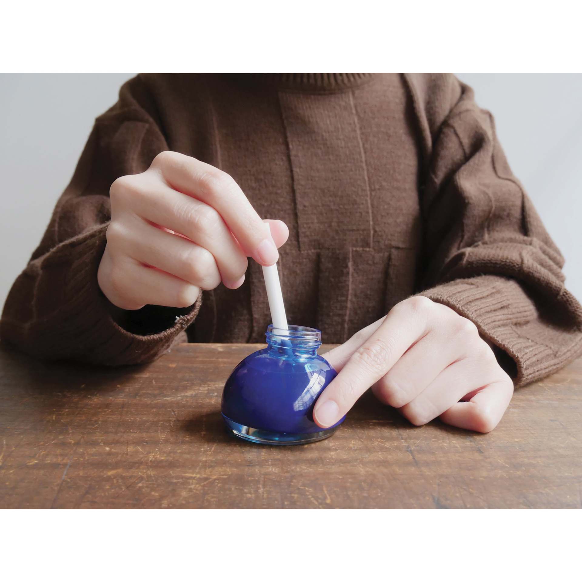 Kakimori Colour Liner Kit, ink reservoir in hand dipped inside ink bottle (not included)
