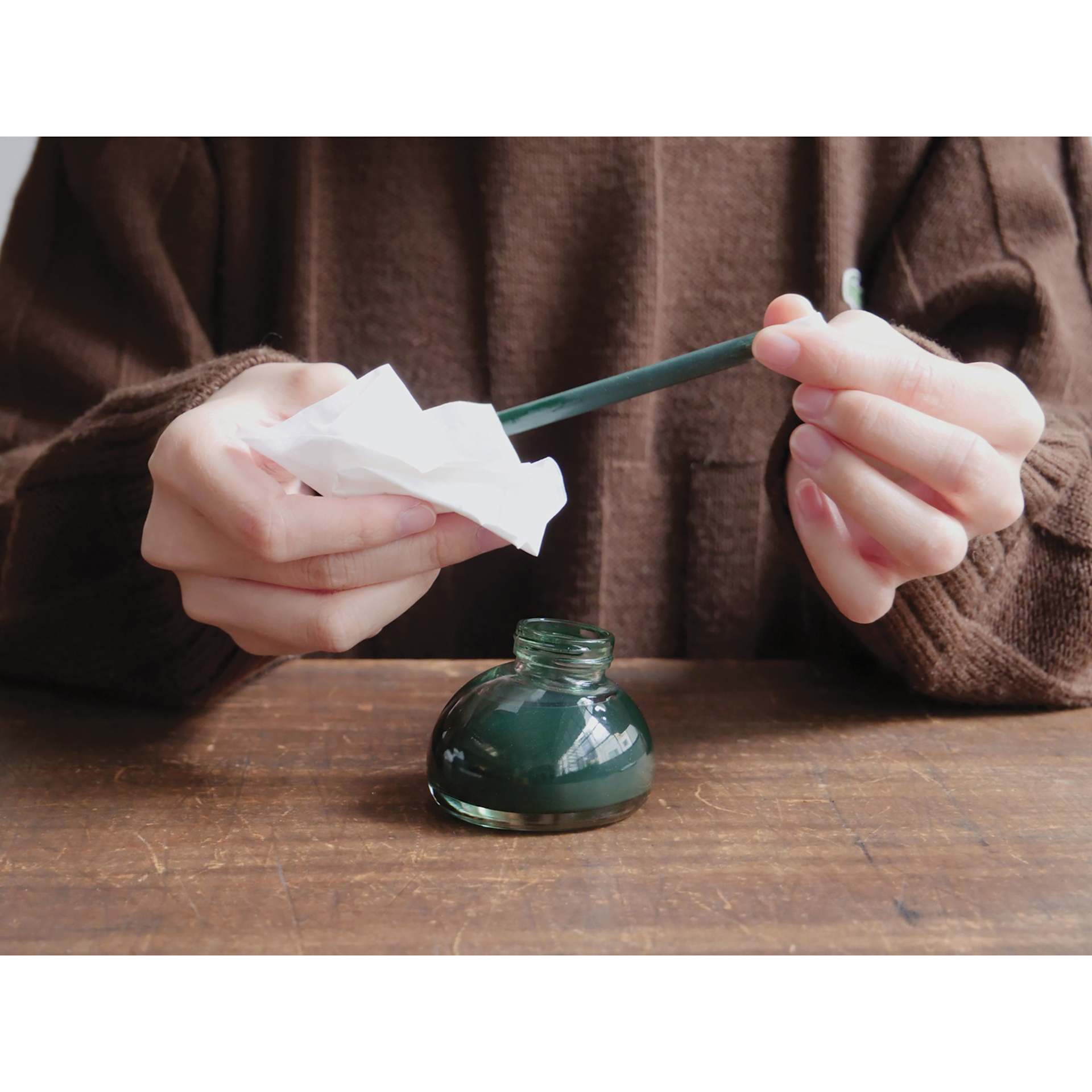 Kakimori Colour Liner Kit, ink reservoir in hand being cleaned from ink (not included)