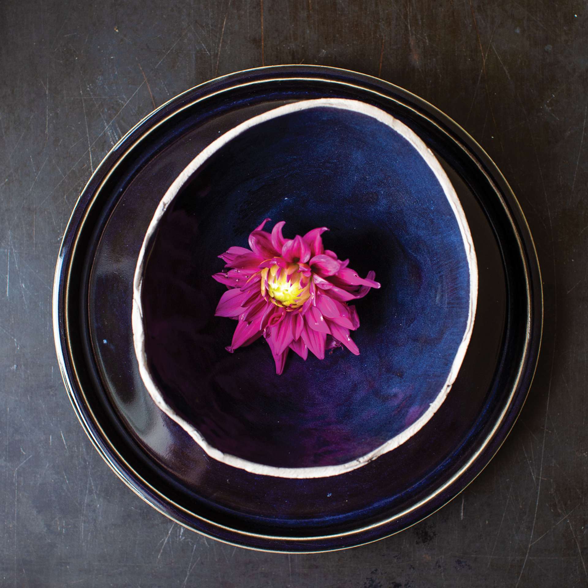 Botz Pro Glaze - Onyx Black, 200 ml finished bowl and plate example