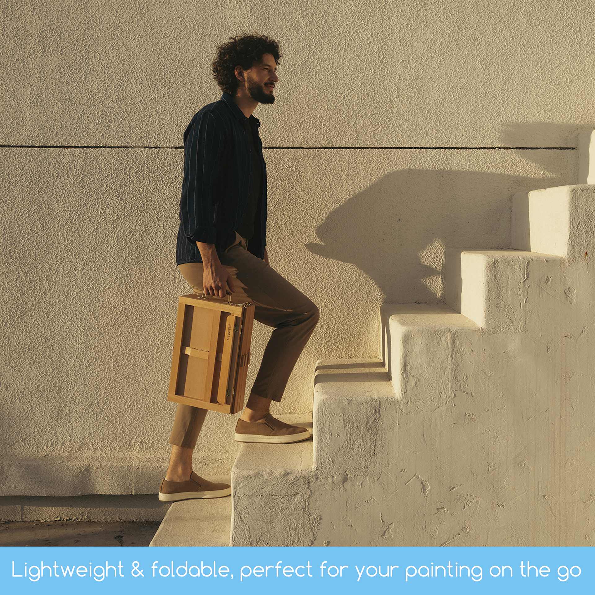 Person carrying the Meeden Adjustable Sketchbox Tabletop Easel