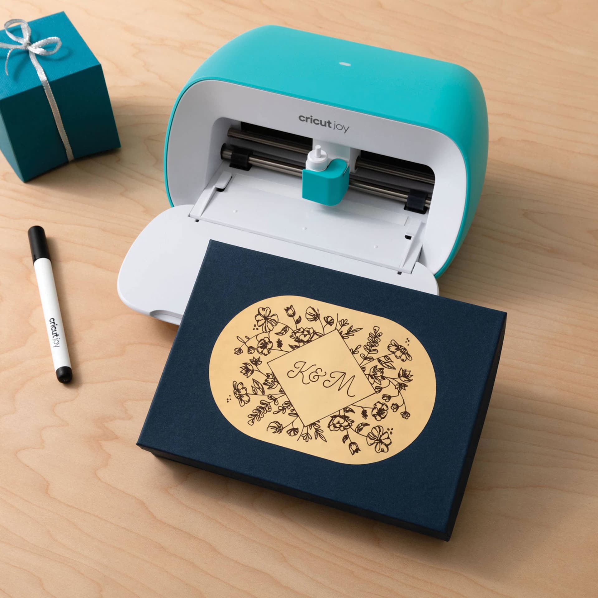 Cricut Joy Permanent Smart Label Writable Vinyl - Gold, finished label on box