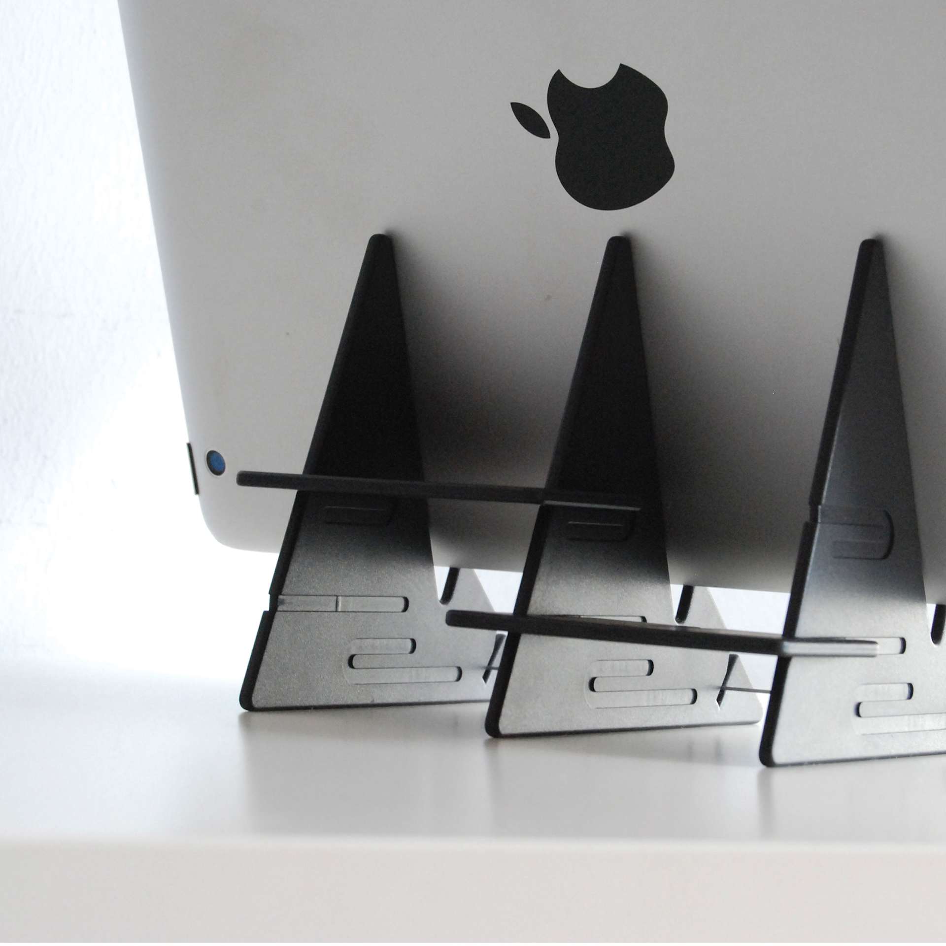 Etchr Mirror Drawing Projector, close-up of the stand's configuration for a large mobile device