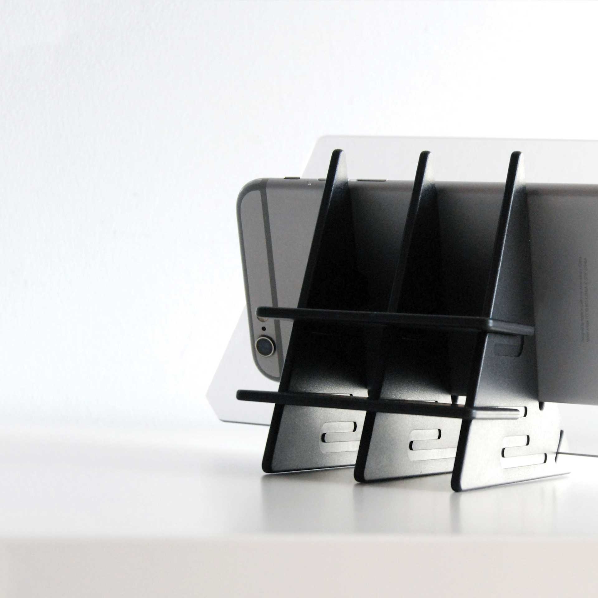 Etchr Mirror Drawing Projector, close-up of the stand's configuration for a small mobile device