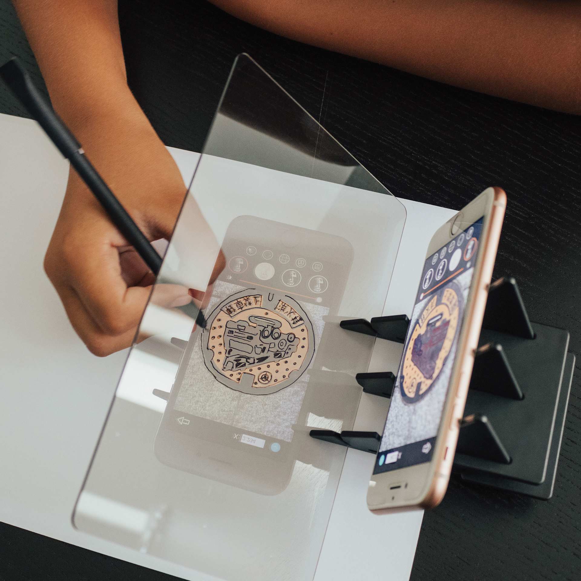 Etchr Mirror positioned horizontally on stand, drawing projected onto paper being traced
