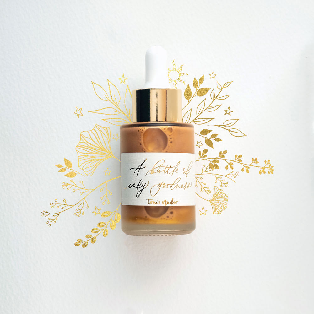 Tom's Studio Calligraphy Ink - Gold, 30 ml bottle with artwork