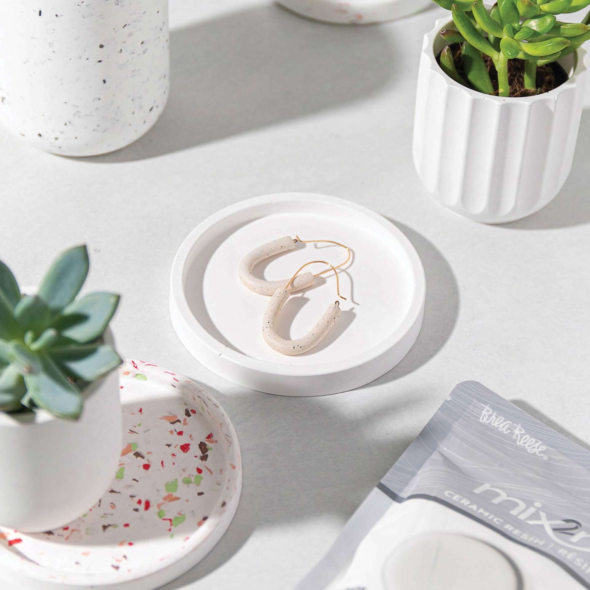 Brea Reese Mix2Mold Ceramic Resin - White, 2500 g Tub - finished circular jewelry tray example
