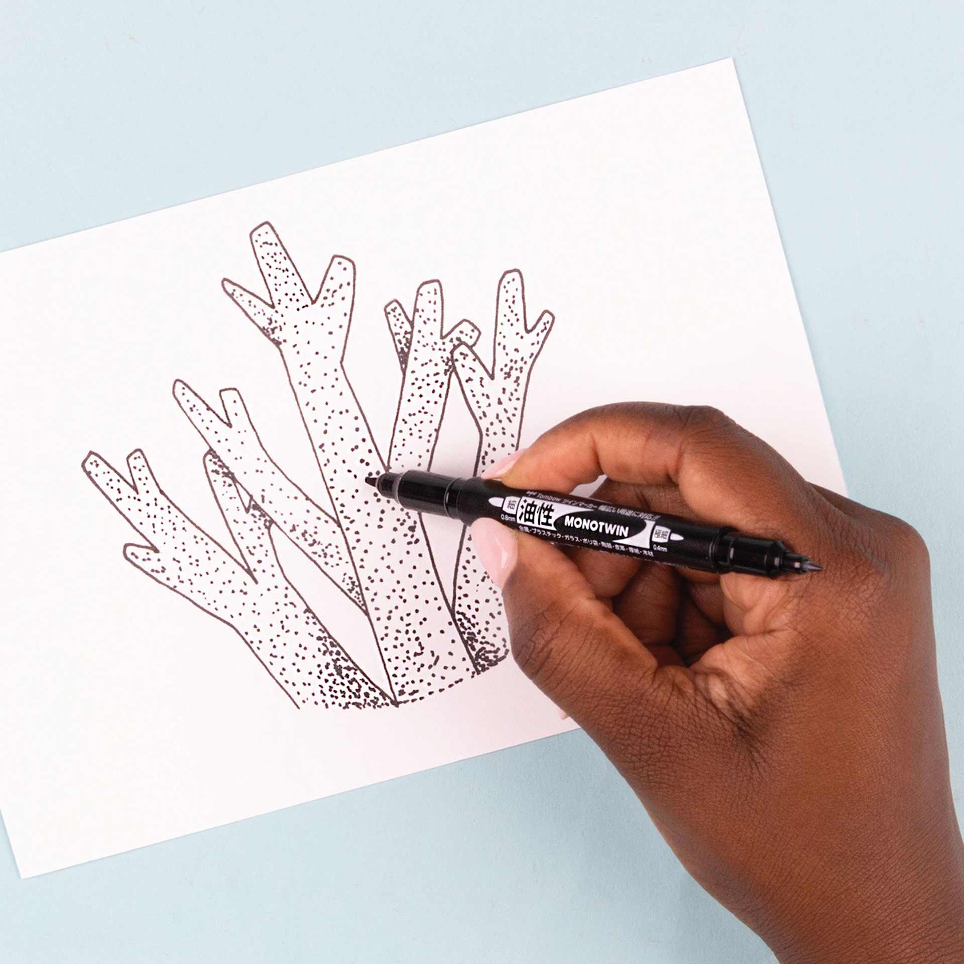 Tombow Illustration Set, MONO twint permanent marker in hand Tombow Illustration Set, MONO twint permanent marker in hand