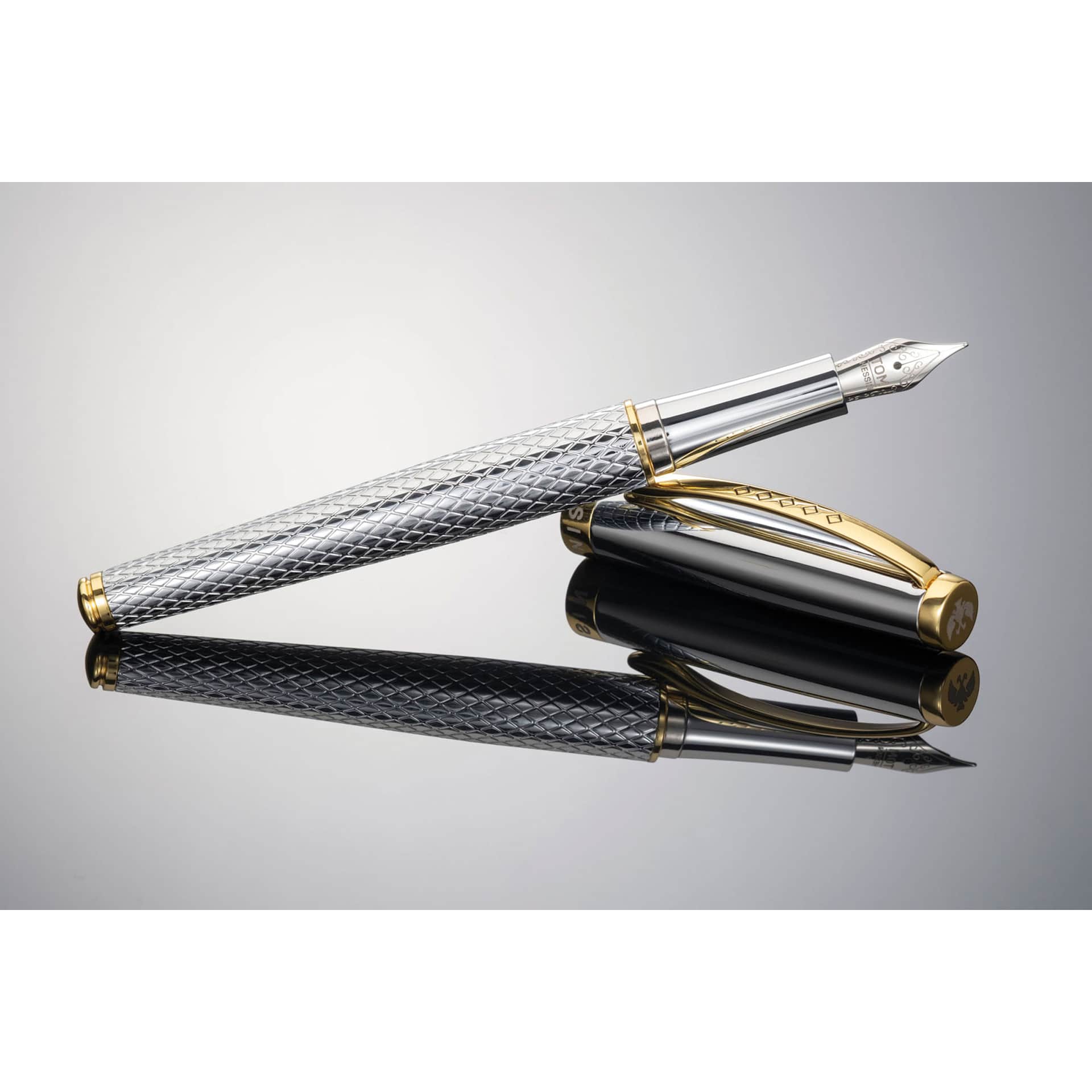 Tom Hessin Magnetic Series Fountain Pen - Ritz, Medium, pen resting on cap