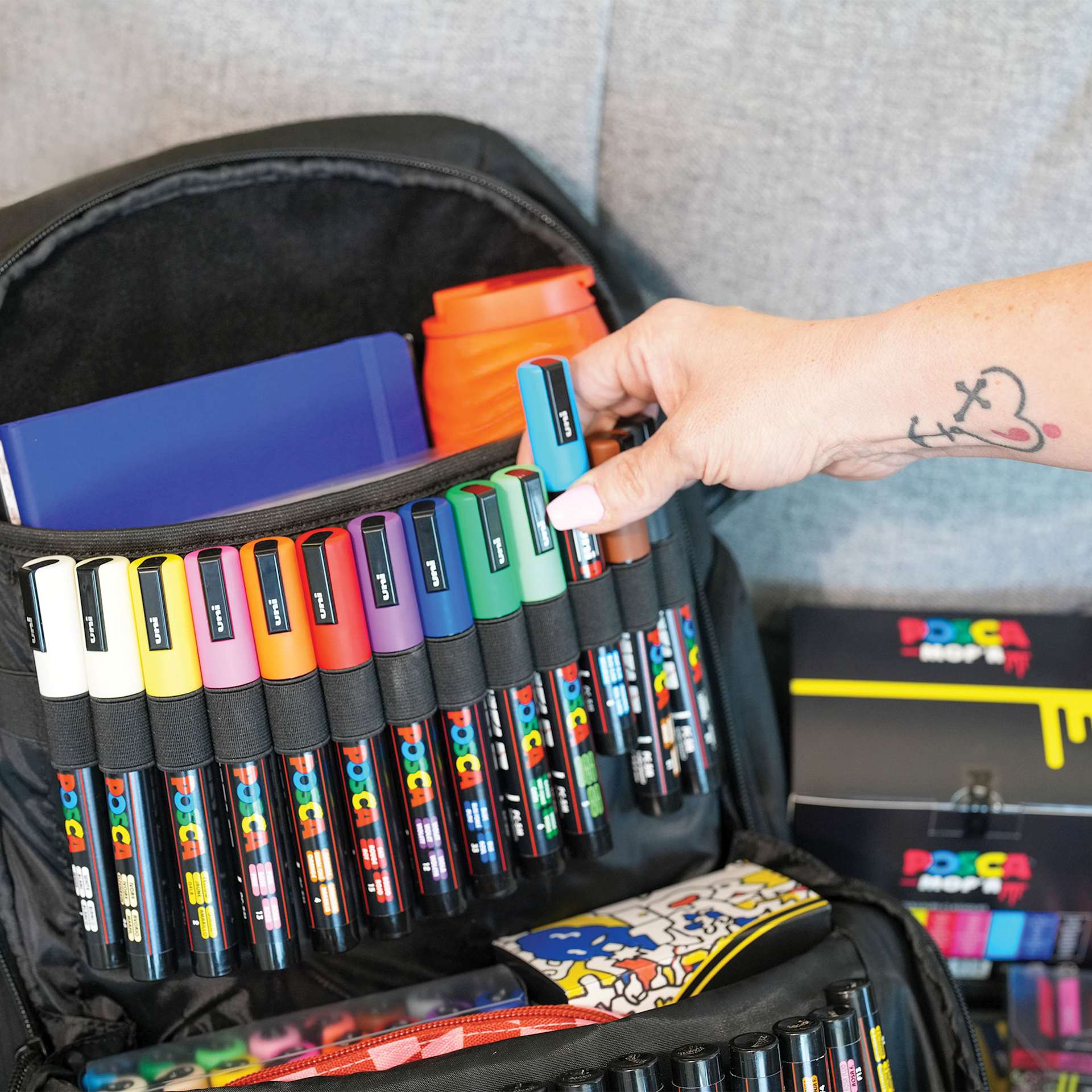 Posca Artist Marker & Pencil Backpack Bundle, selecting a marker
