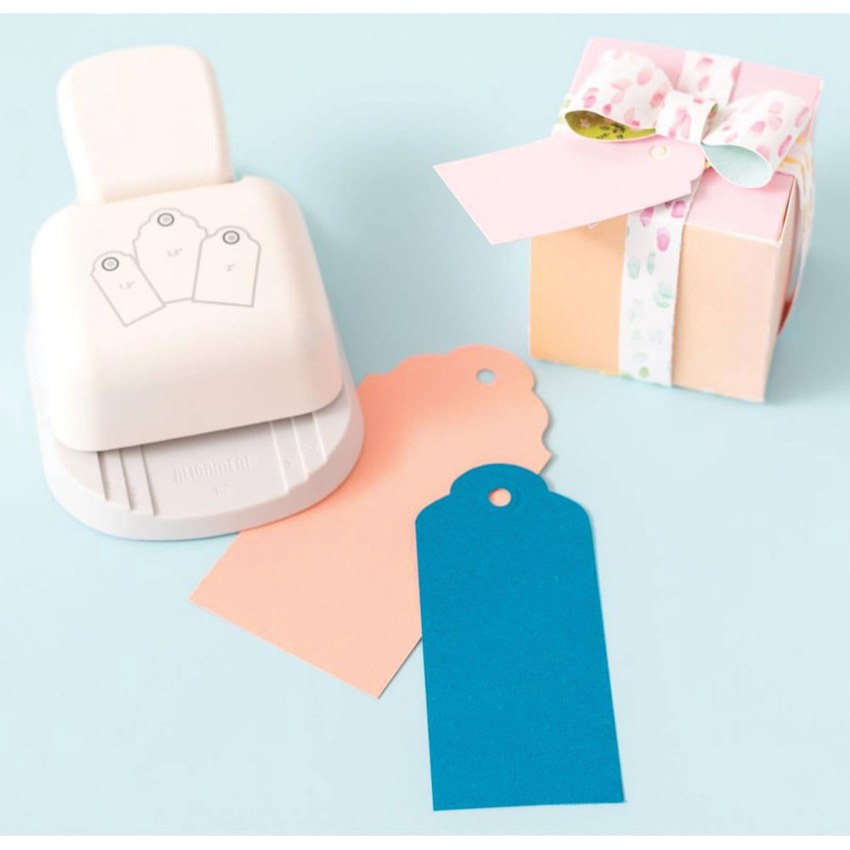 We R Memory Keepers 3 in 1 Punch - Rounded Tags (Punch with sample tags and gift box)