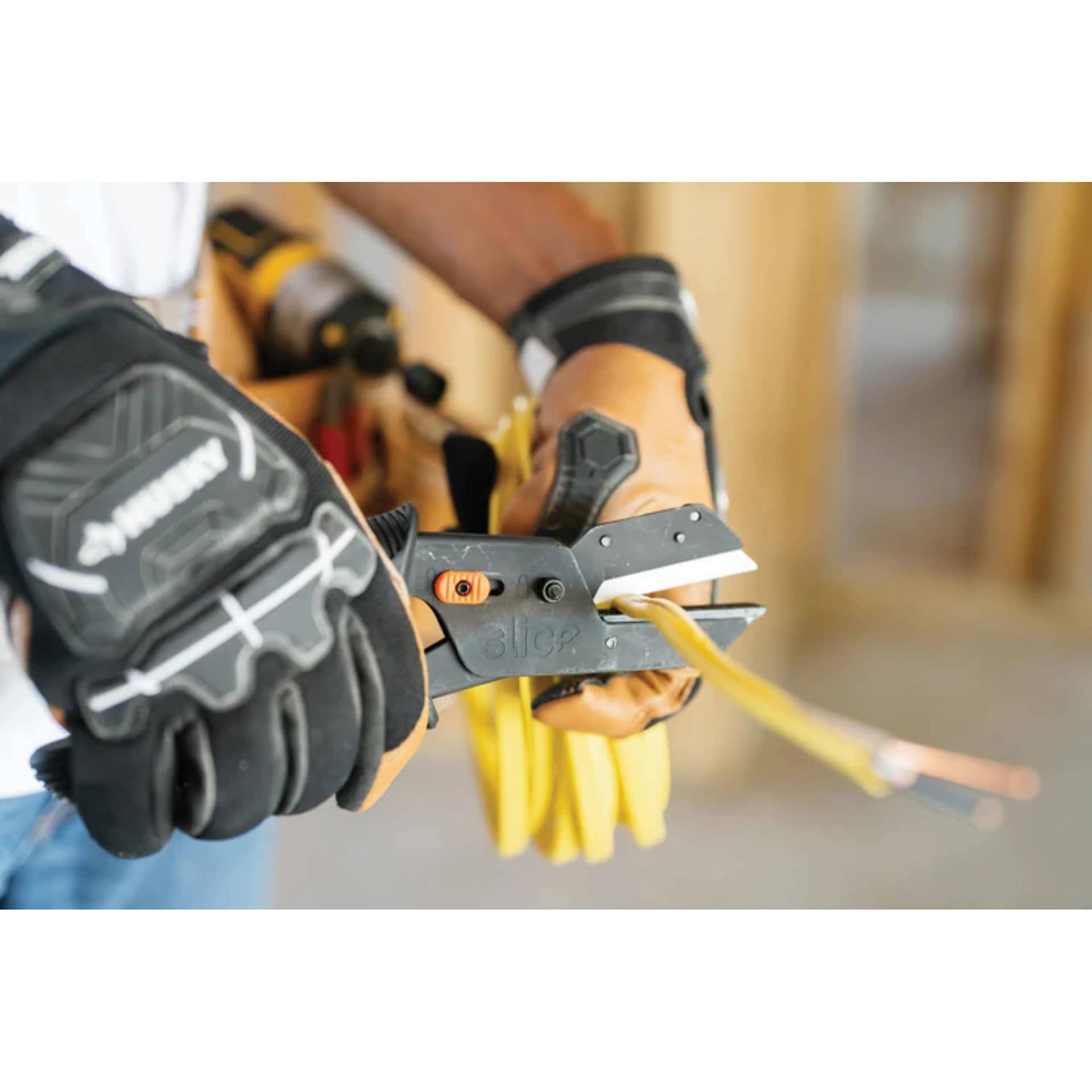 Slice Edge Utility Cutter (Electric wire being cut)